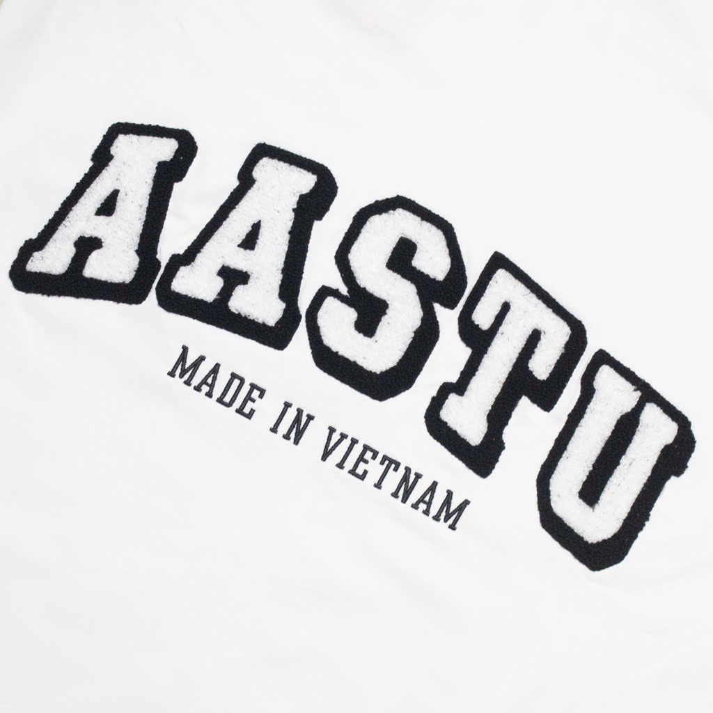 Áo Thun Aastu Thêu Xù Sau Lưng (Trắng)