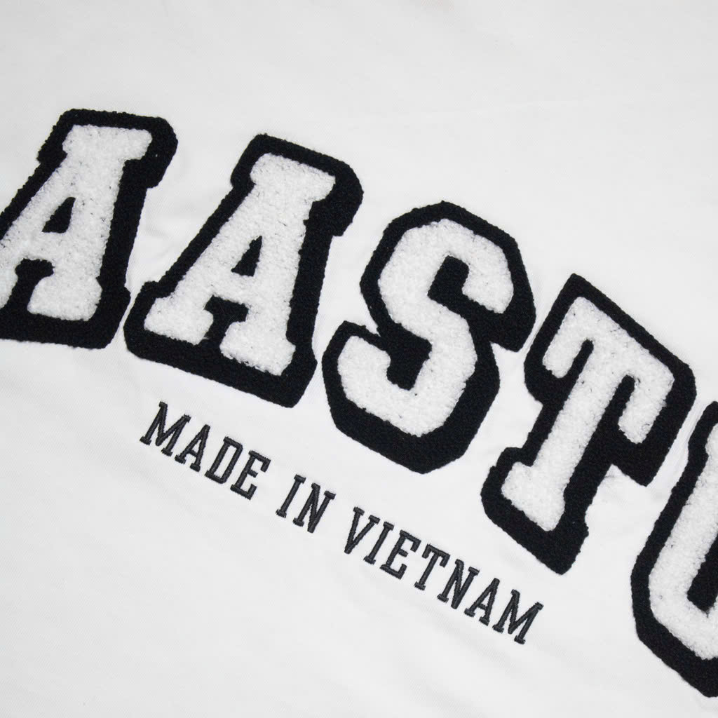 Áo Thun Aastu Thêu Xù Sau Lưng (Trắng)