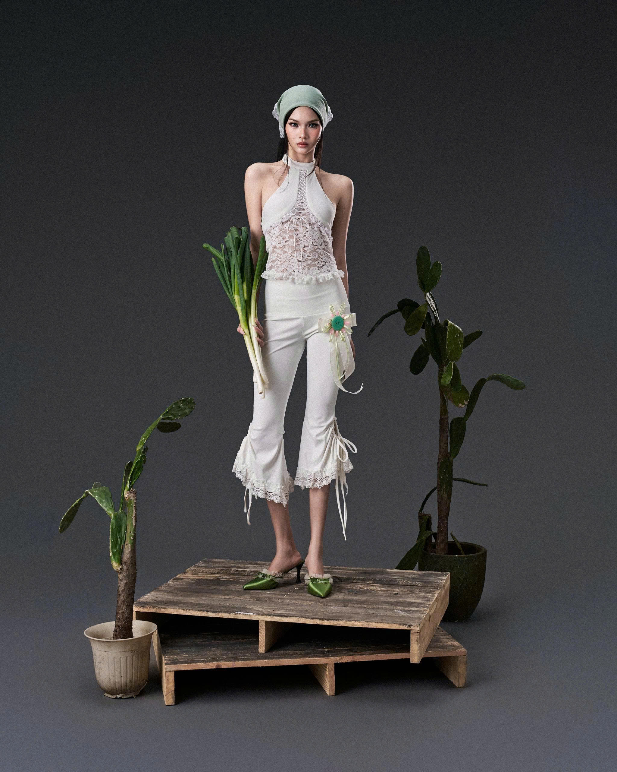 Áo thun ren trắng cổ yếm thắt dây - Leek Top