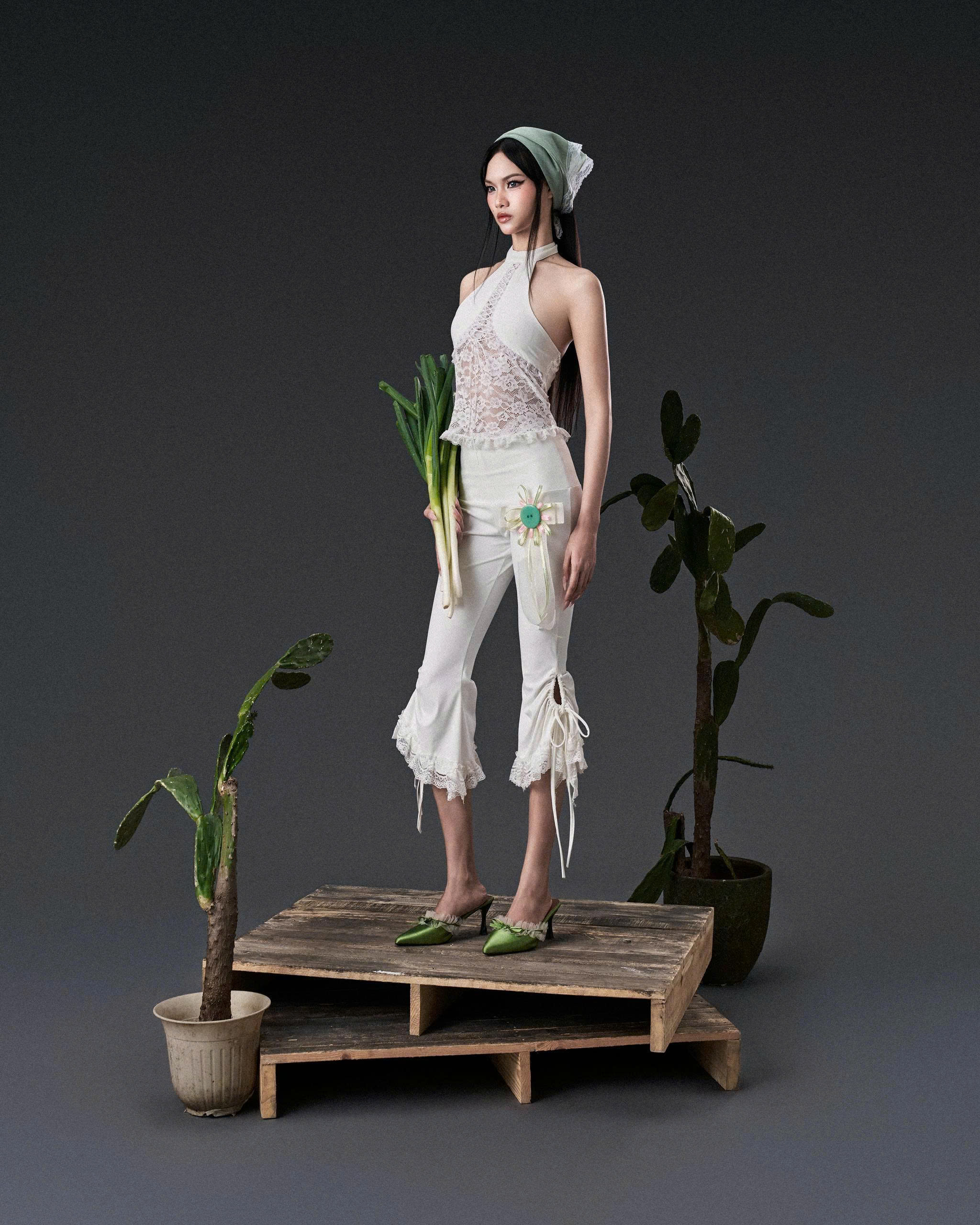 Quần thun trắng lửng form capri phối bèo - White Midnight Shorts