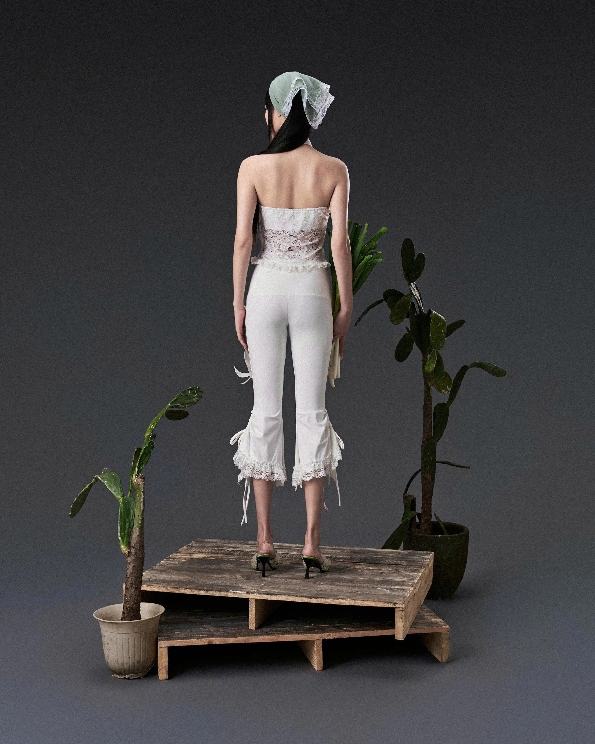 Quần thun trắng lửng form capri phối bèo - White Midnight Shorts