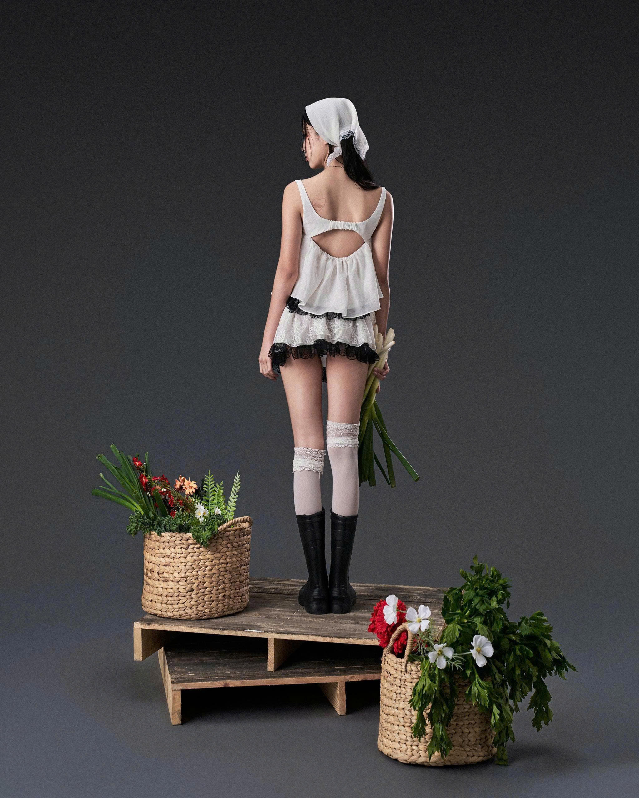 Chân váy ngắn xòe ren trắng phối ren đen - Junni Skirt