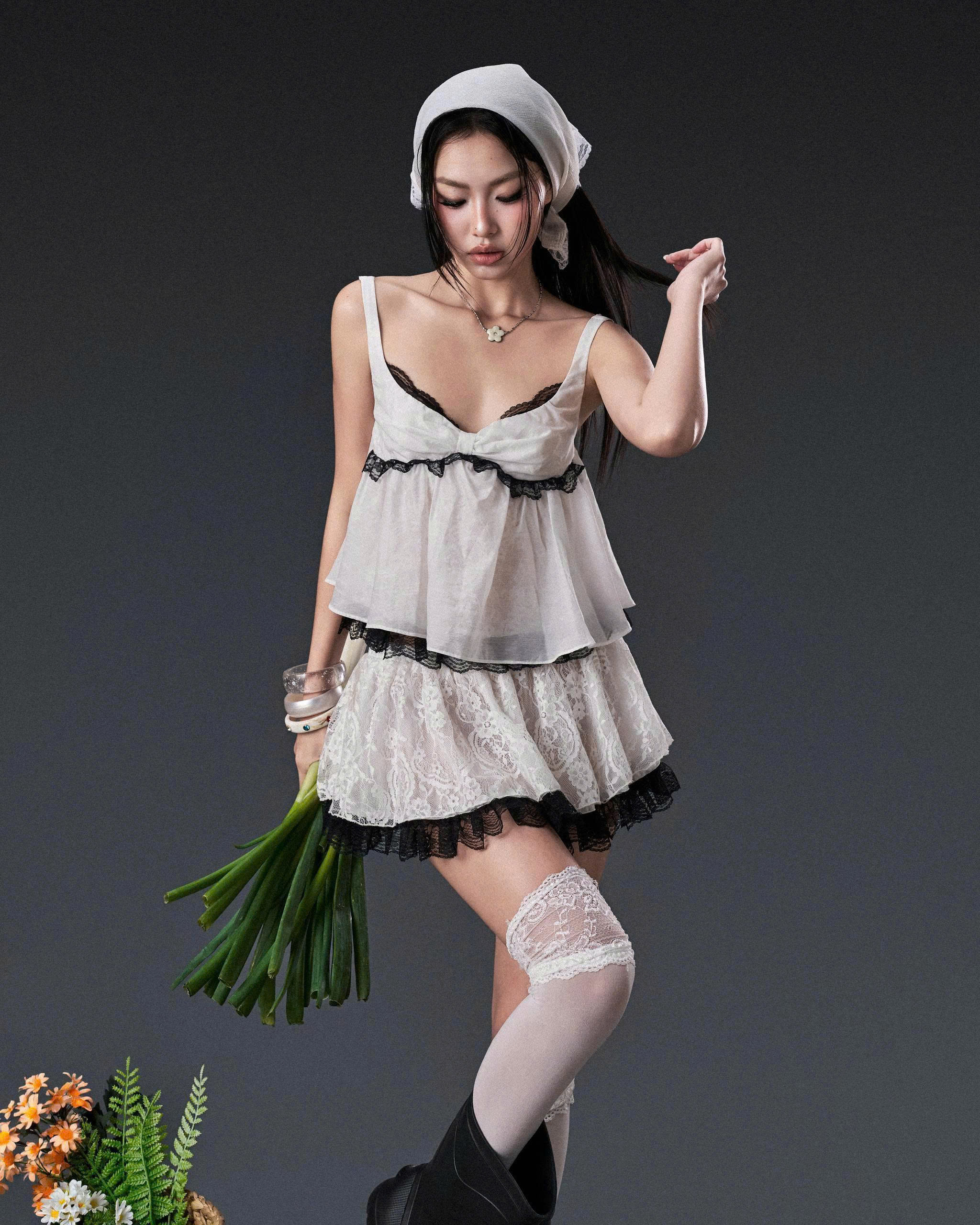 Chân váy ngắn xòe ren trắng phối ren đen - Junni Skirt