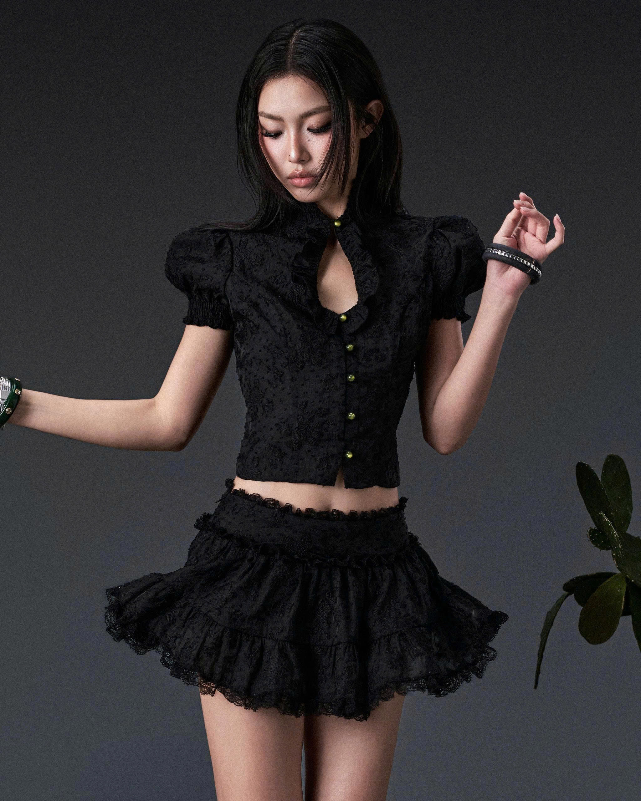 Chân váy ngắn ren xòe màu đen - Black Berry Skirt