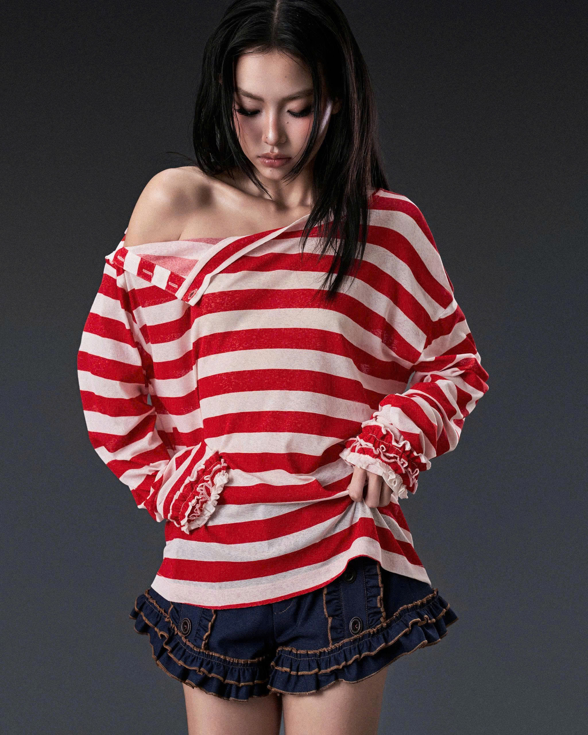 Áo tay dài kẻ sọc đỏ form rộng lệch vai - Red Suntam Top