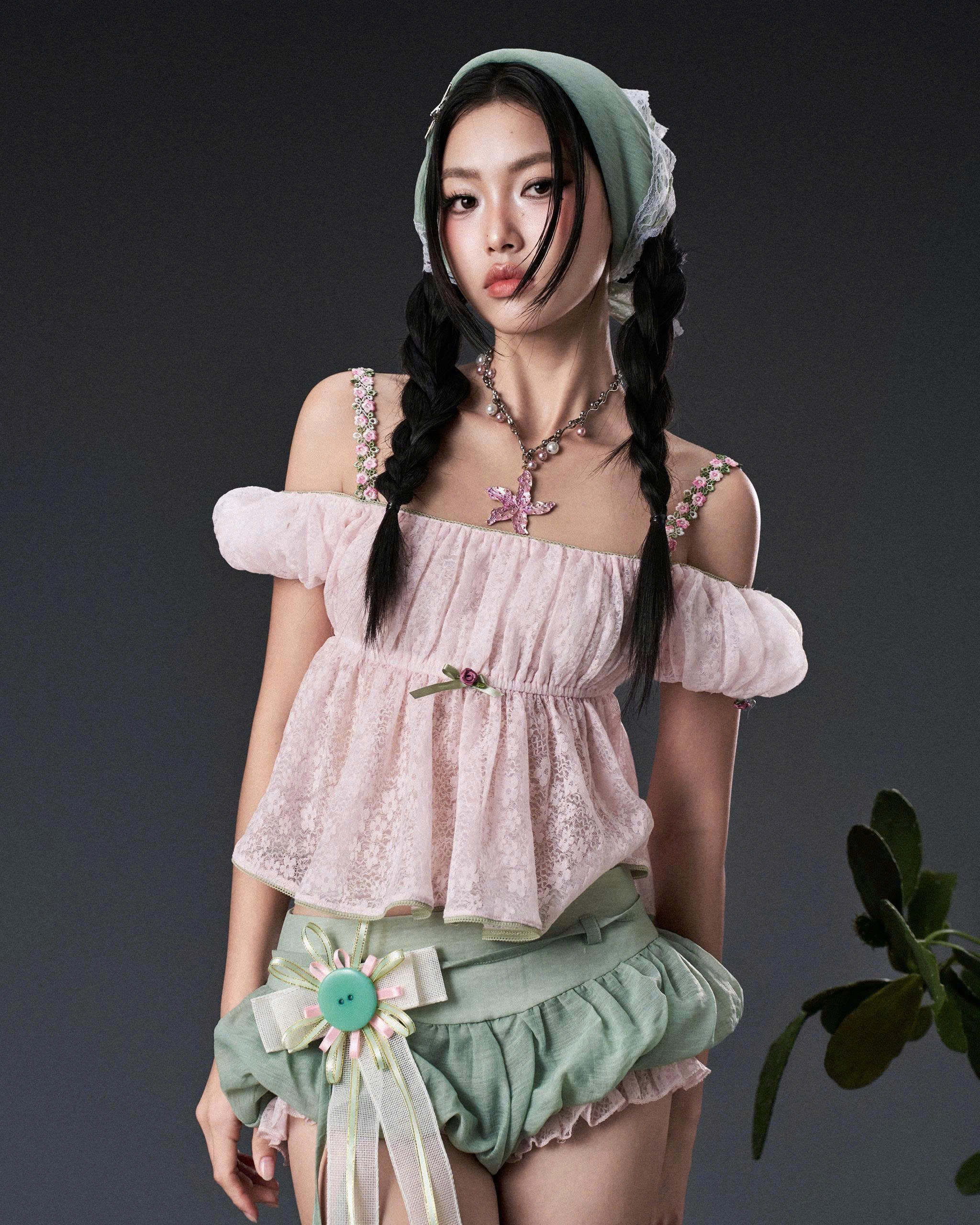 Áo babydoll tay búp trễ vai hồng phấn phối hai dây hoa nhí - Yuyu Top
