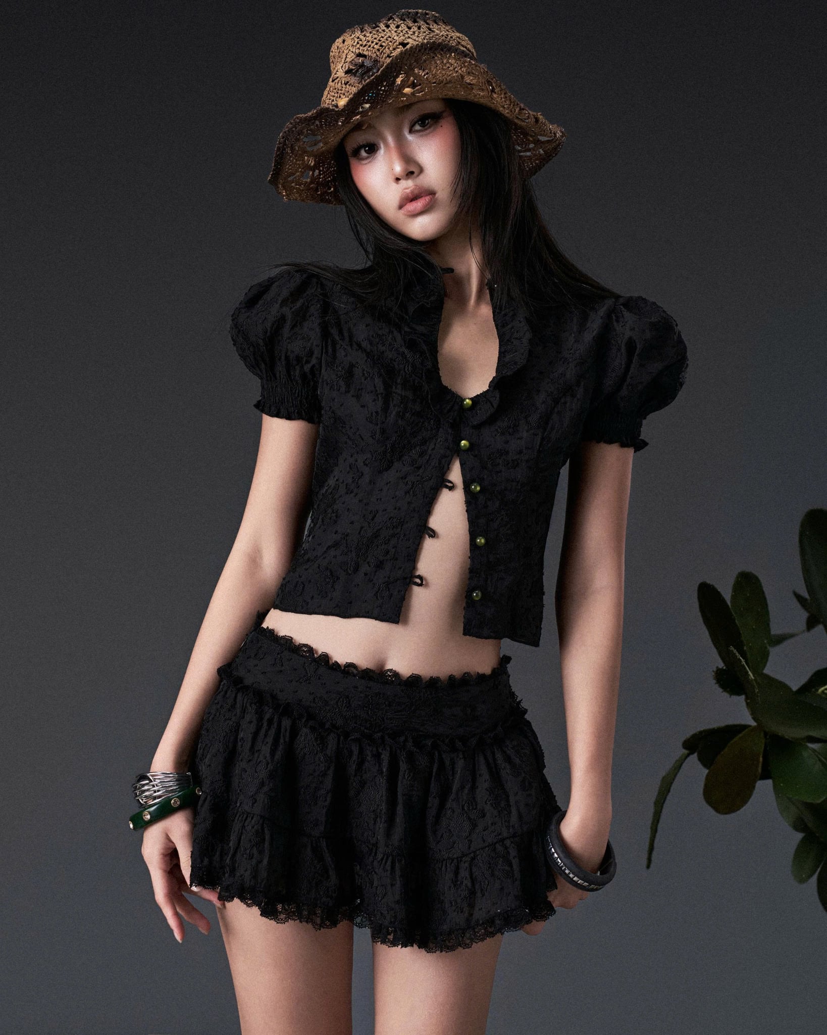 Chân váy ngắn ren xòe màu đen - Black Berry Skirt