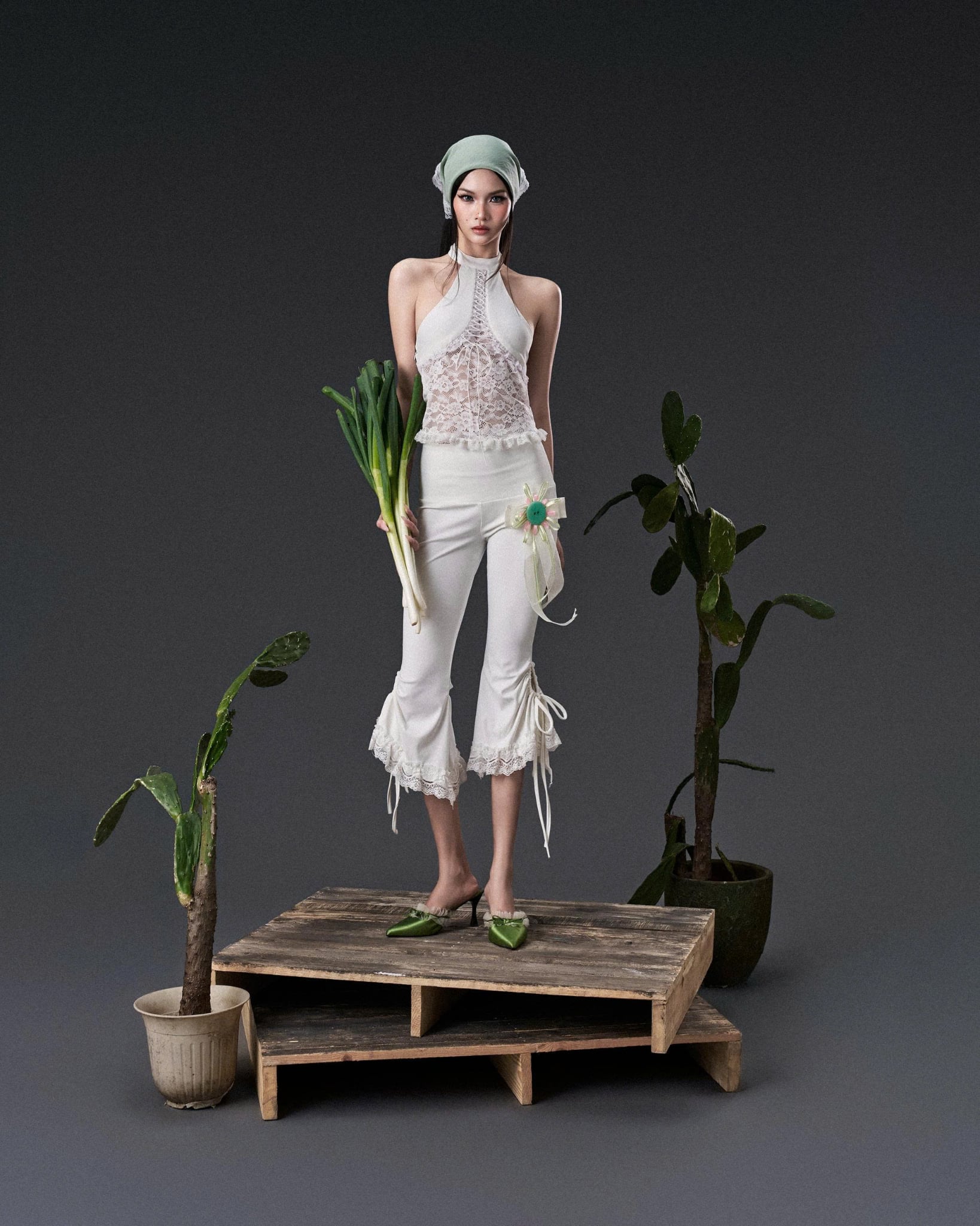 Quần thun trắng lửng form capri phối bèo - White Midnight Shorts