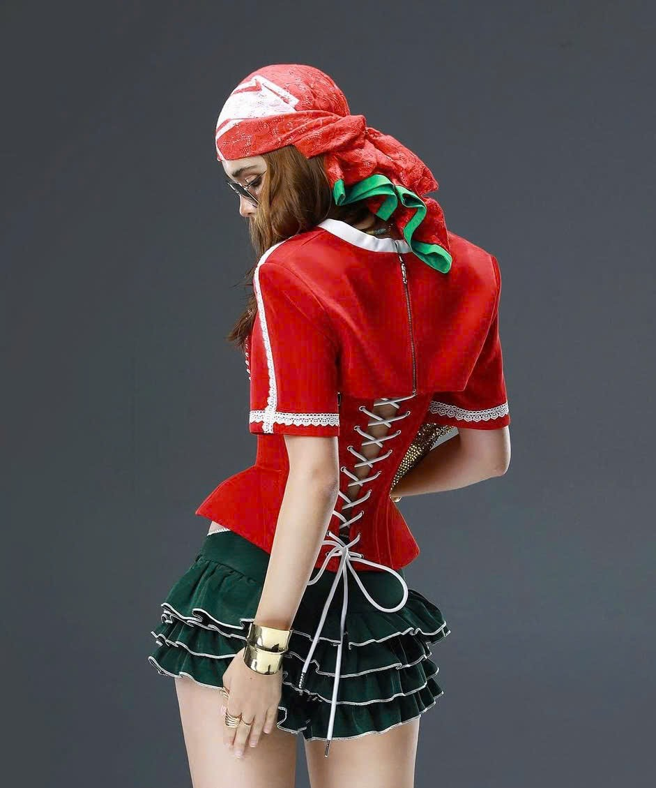 Khoác tay ngắn đỏ kiểu croptop khóa zip phối ren - Trophy Coat