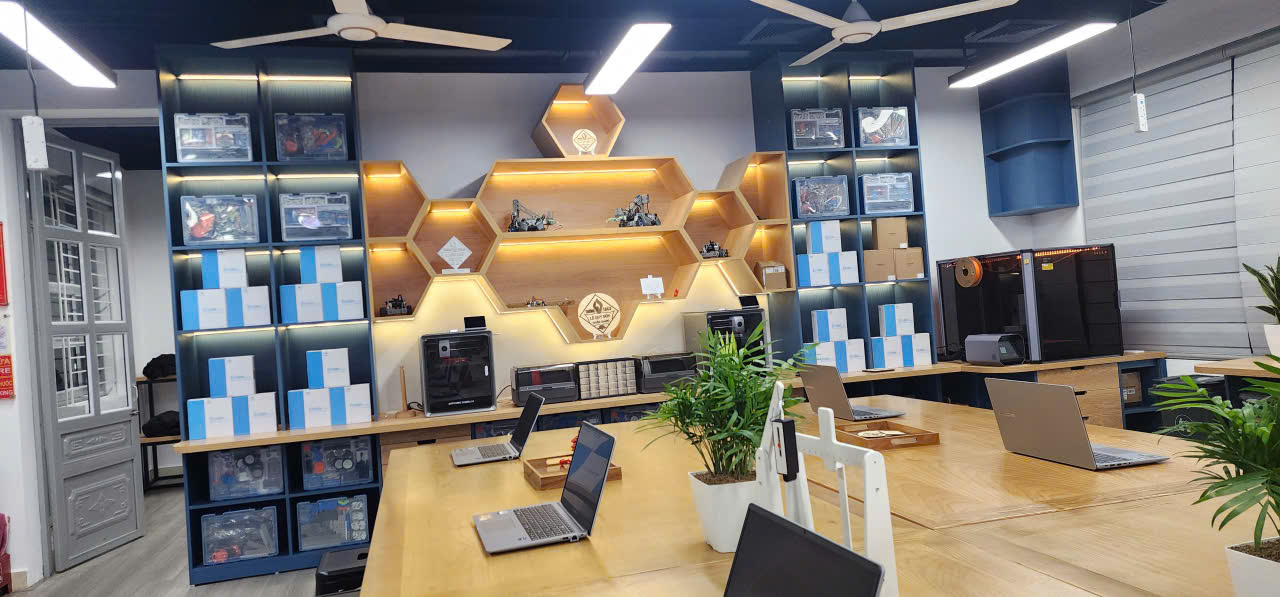 Bảng So Sánh Cấu Hình & Chi Phí Đầu Tư Phòng Học STEM (Tham Khảo)