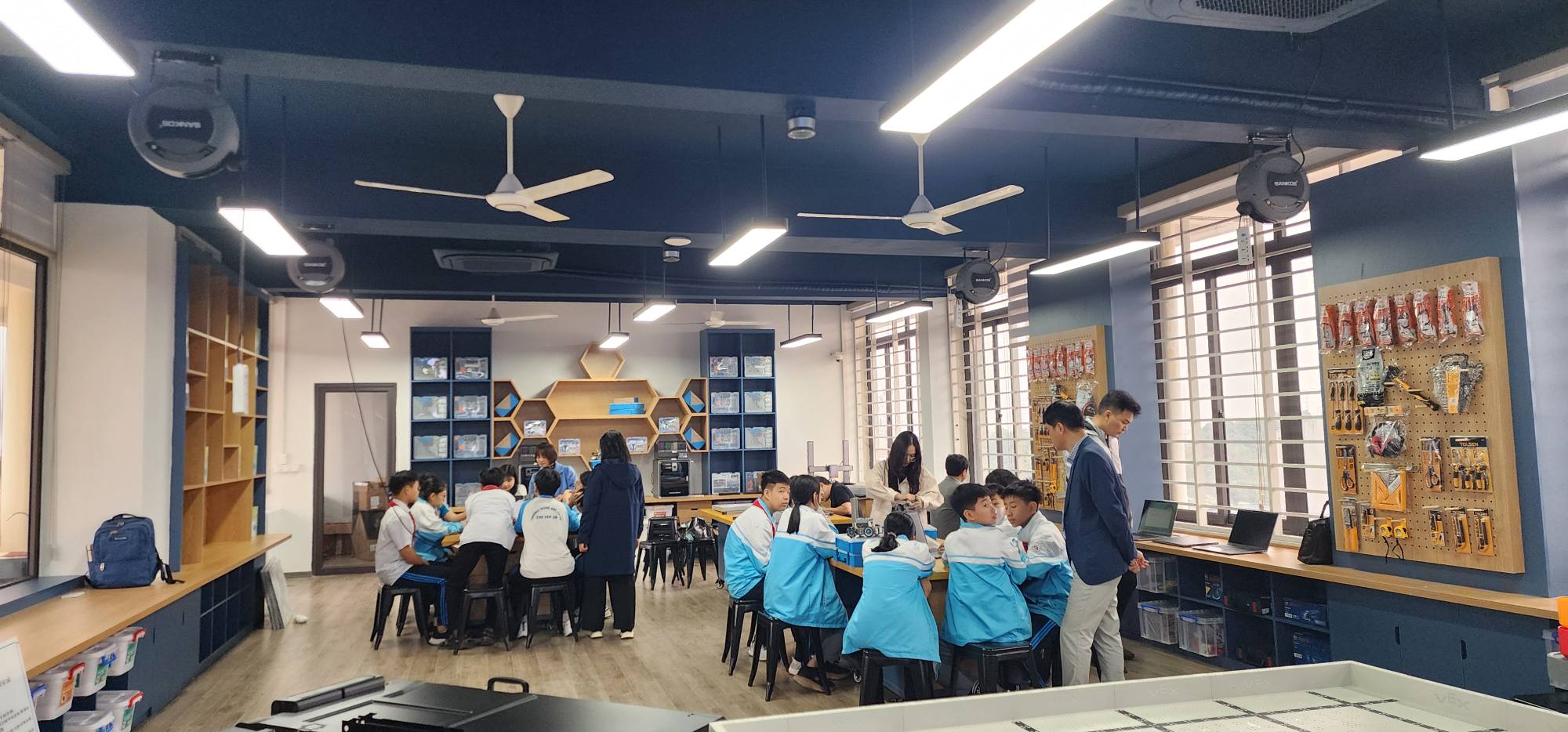 Giáo dục STEM trong Kỷ nguyên số: Từ Lắp ráp Robot đến Tư duy Kiến tạo Tương lai