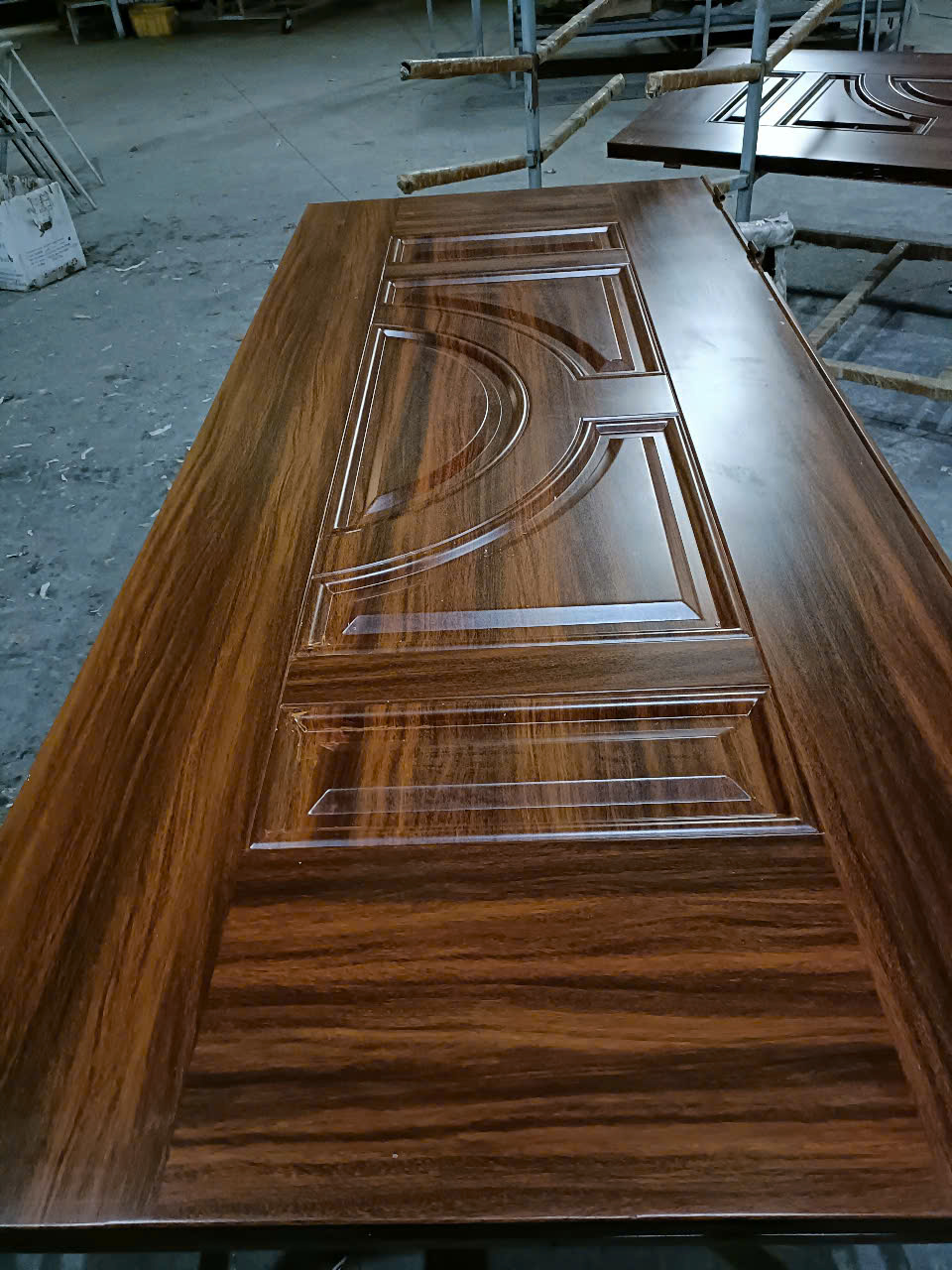 Tại Sao Cửa Thép Vân Gỗ Jagning Là Sự Lựa Chọn Số 1 Ở Hòa Bình?