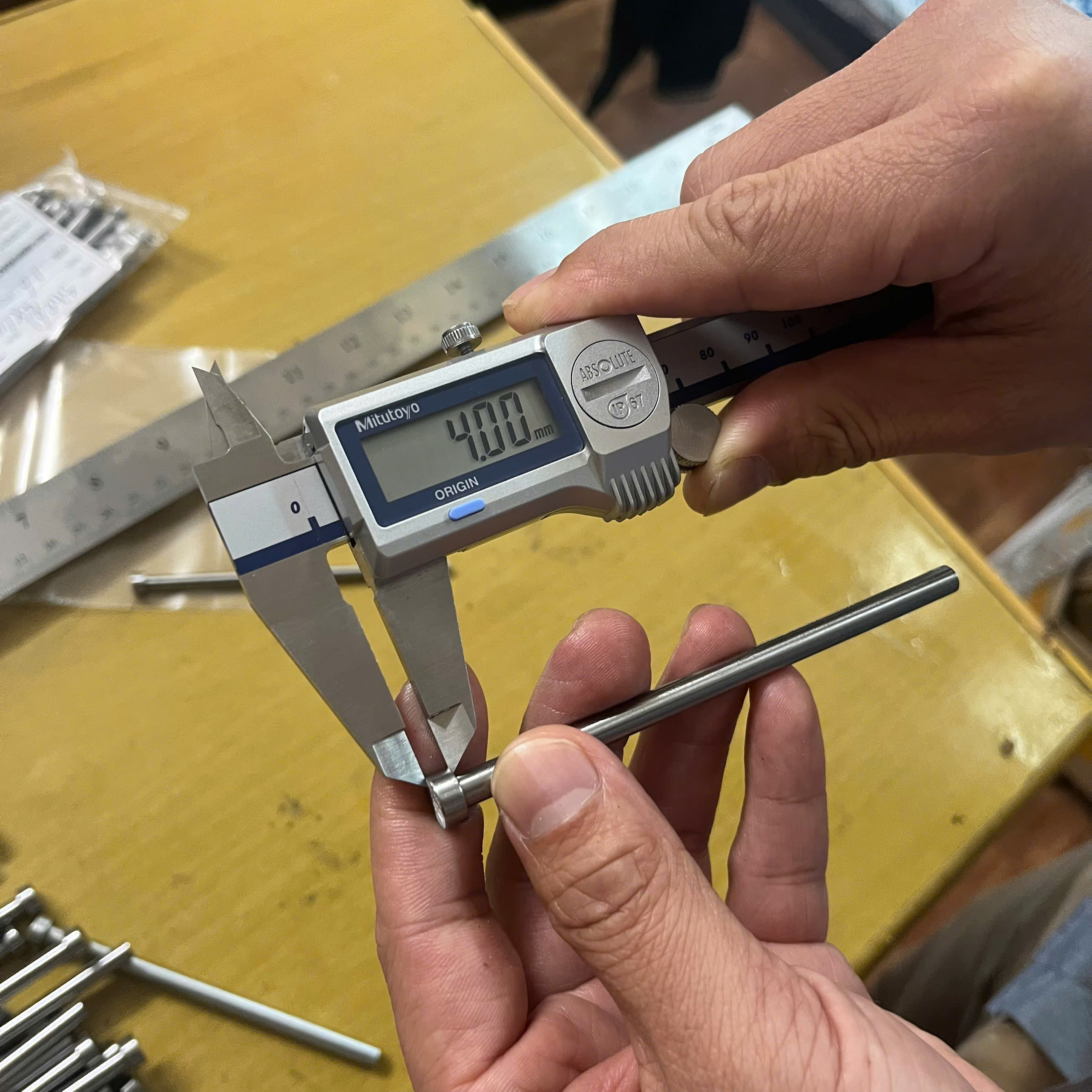 Cách chọn pin đẩy. Khi nào dùng thép SKD61 và khi nào chọn SKH51?