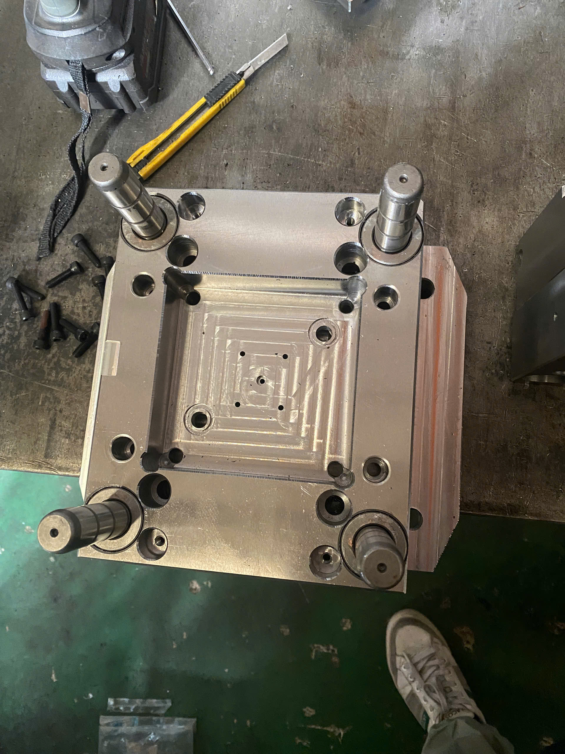 Tư Vấn Kỹ Thuật Khuôn Mẫu: Chốt Đẩy SKD61 và Hệ Thống Dẫn Hướng