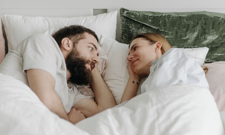 Lần đầu quan hệ bị đau, không đưa vào được thì phải làm thế nào?