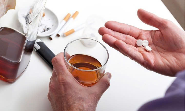 Uống thuốc có cần bỏ bia rượu không?