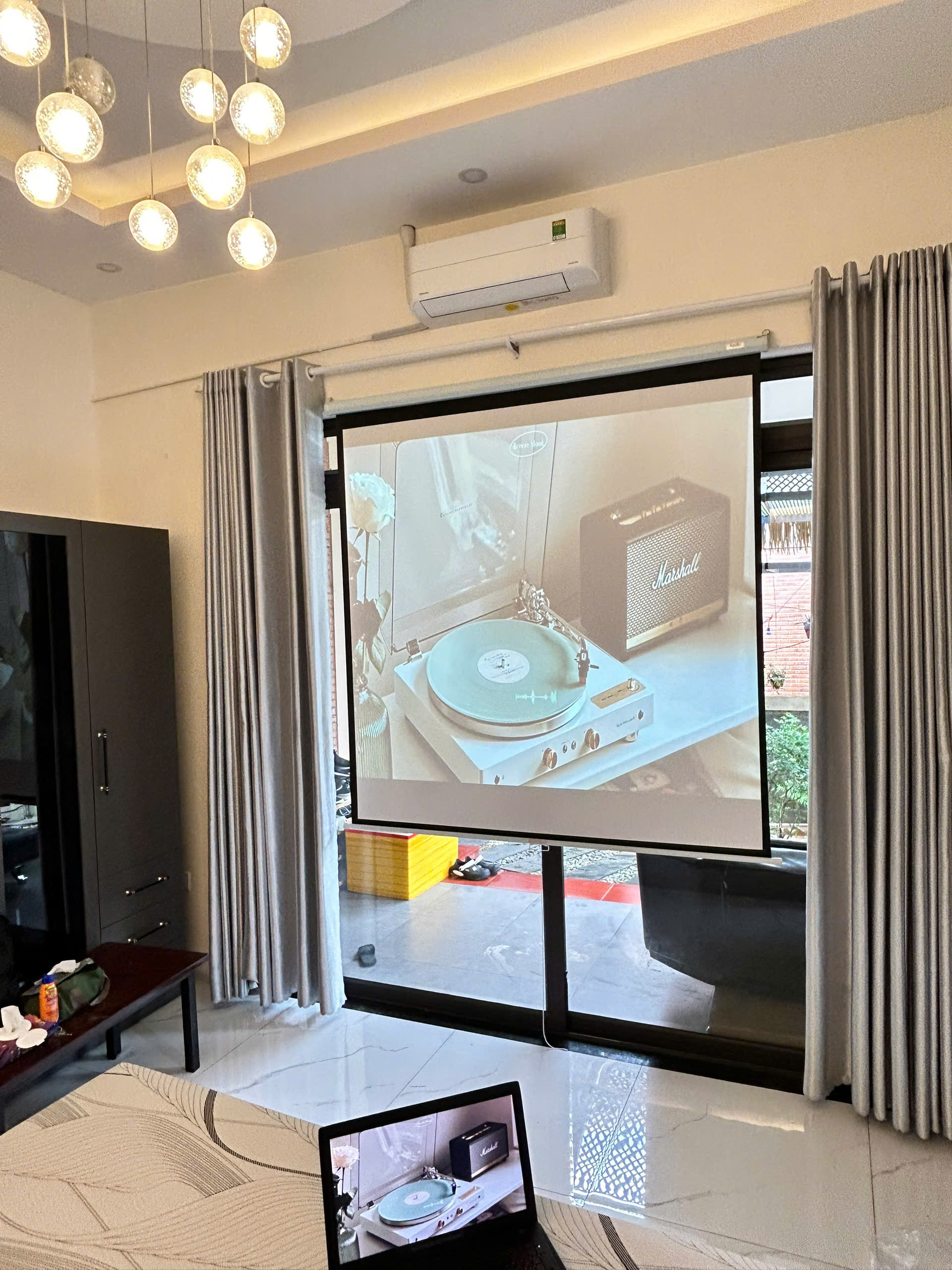 Lắp Máy Chiếu Treo Trần – Giải Pháp Trình Chiếu Gọn Gàng – Dịch Vụ Thi Công Lắp Đặt Phú Quốc | Máy Tính Phú Quốc | Vi Tính Hải Đăng