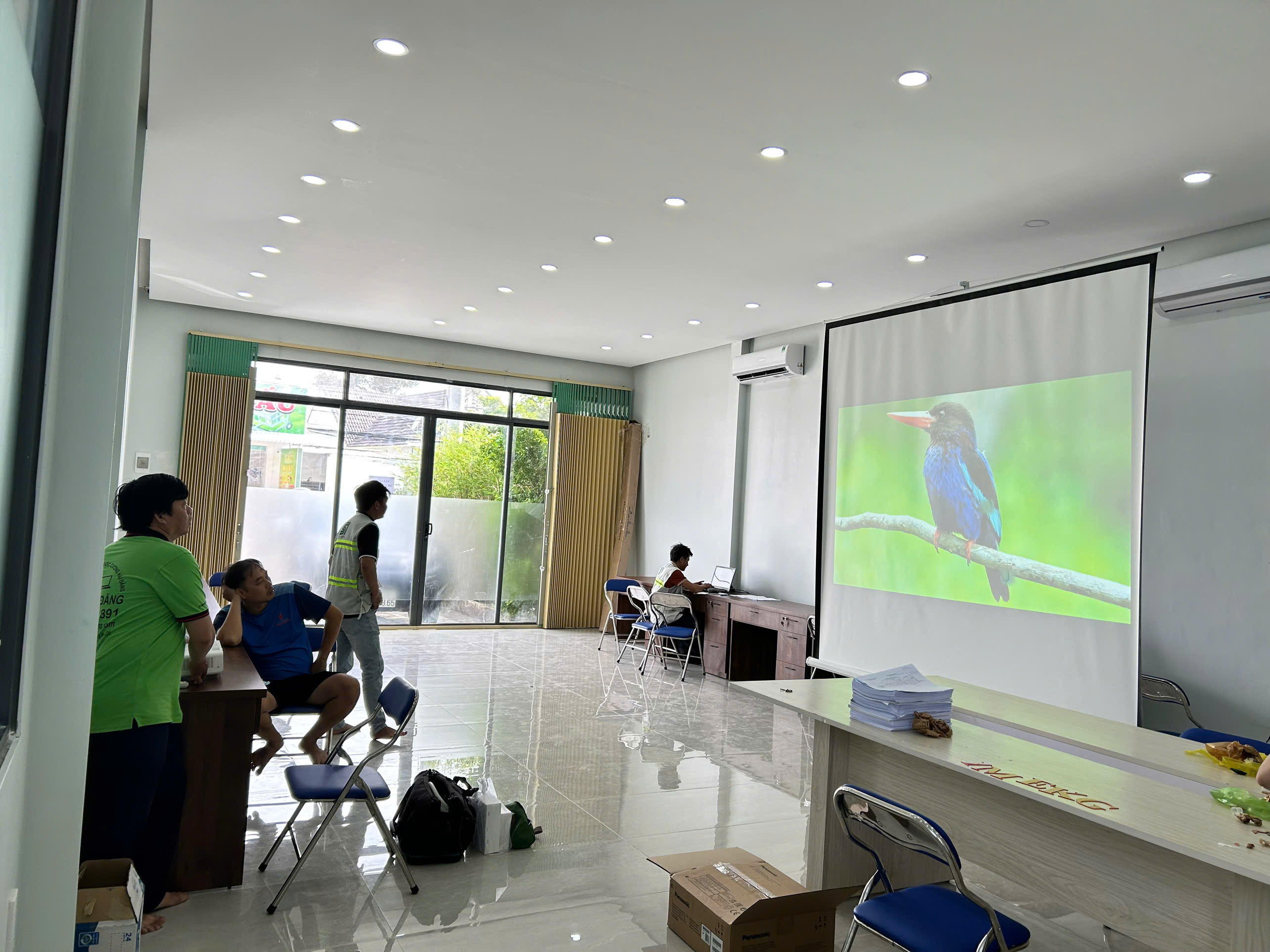 Lắp Máy Chiếu Đặt Bàn – Di Động – Dịch Vụ Thi Công Lắp Đặt Phú Quốc | Máy Tính Phú Quốc | Vi Tính Hải Đăng