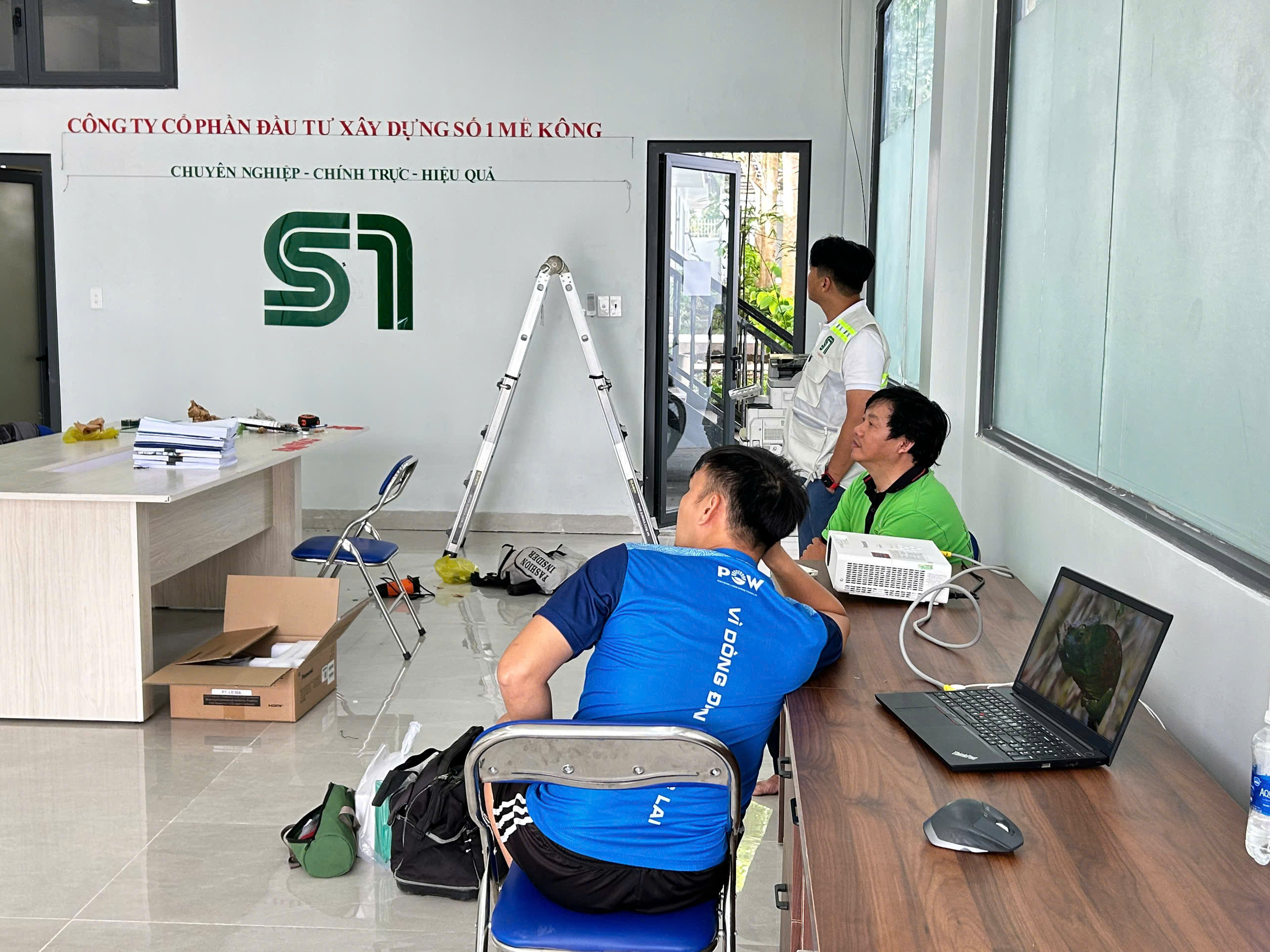 Lắp Máy Chiếu Đặt Bàn – Di Động – Dịch Vụ Thi Công Lắp Đặt Phú Quốc | Máy Tính Phú Quốc | Vi Tính Hải Đăng