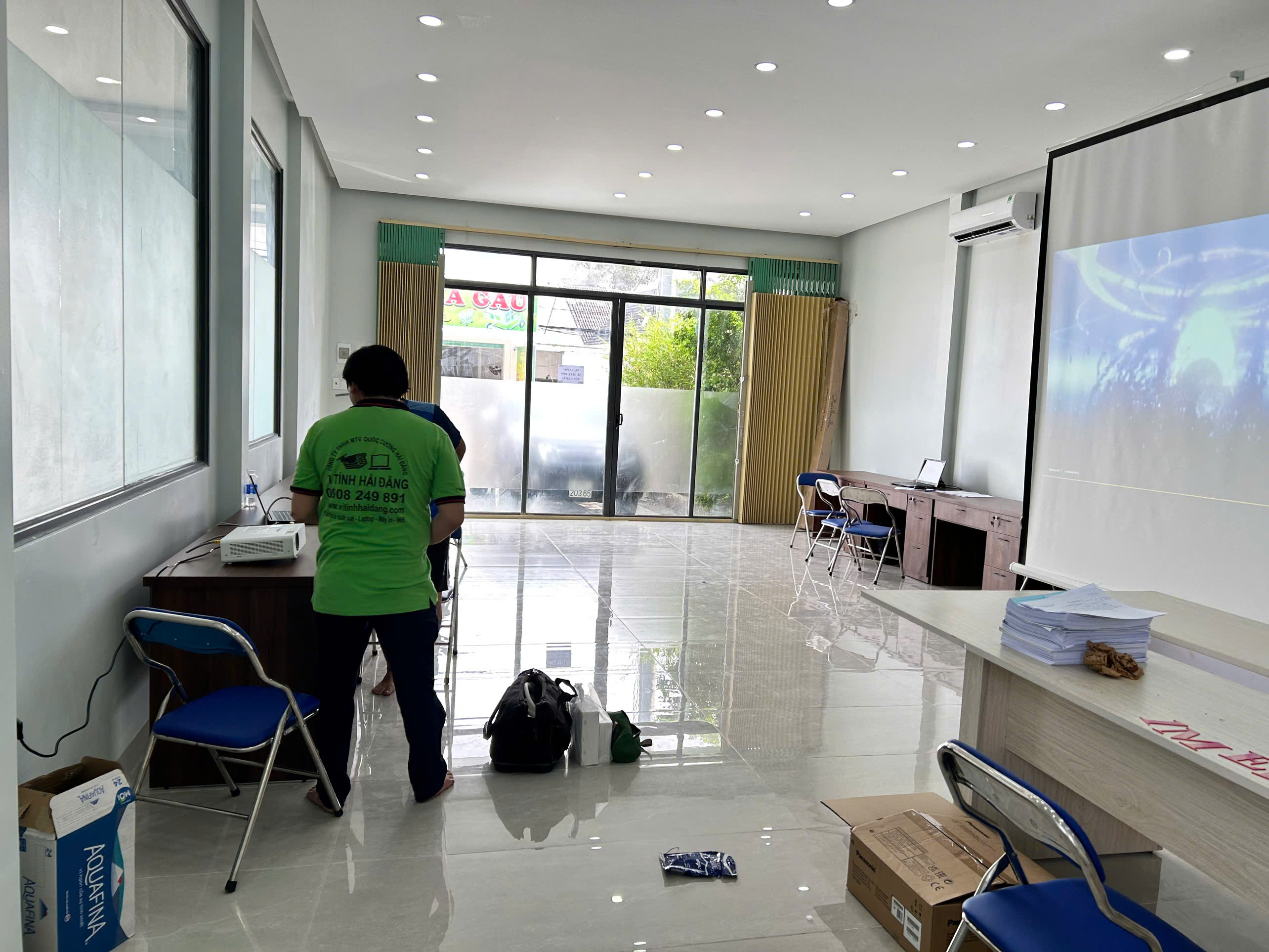 Lắp Máy Chiếu Đặt Bàn – Di Động – Dịch Vụ Thi Công Lắp Đặt Phú Quốc | Máy Tính Phú Quốc | Vi Tính Hải Đăng