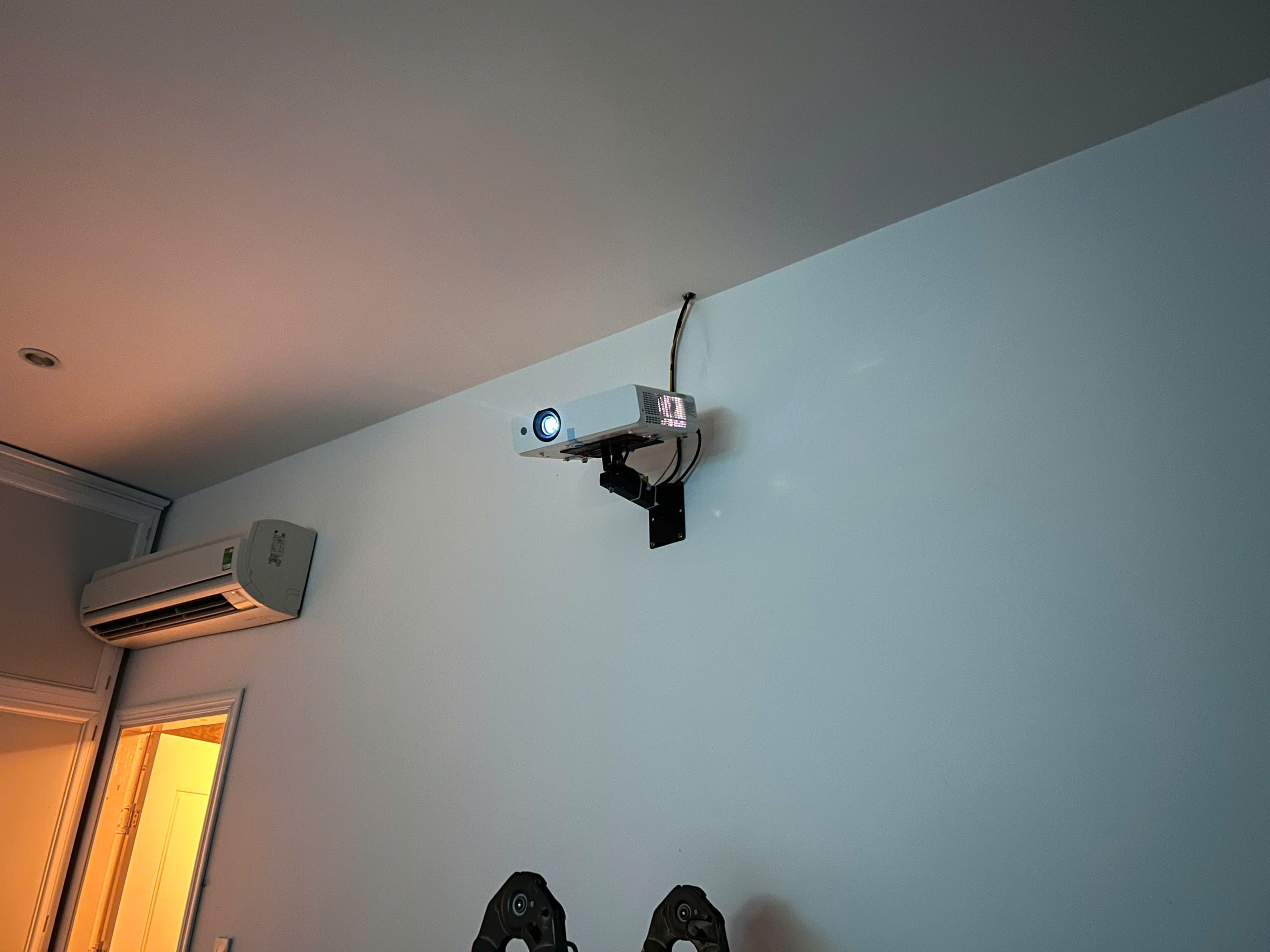 Thi Công Lắp Đặt Máy Chiếu Chuyên Nghiệp – Dịch Vụ Lắp Đặt Máy Chiếu Phú Quốc | Máy Tính Phú Quốc | Vi Tính Hải Đăng