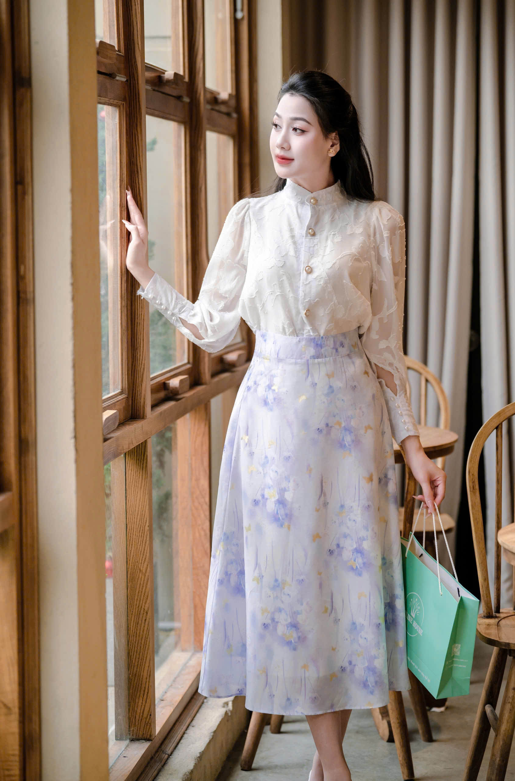 ADELINE HOUSE- SET ÁO SƠ MI TRẮNG + CHÂN VÁY HOA NHẸ NHÀNG- TK162.2 + TK157.4