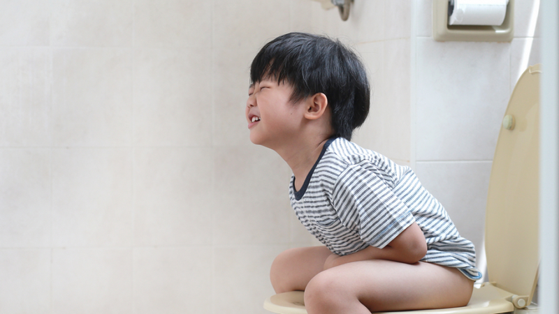 Lý giải lý do vì sao trẻ đi học hay bị táo bón?