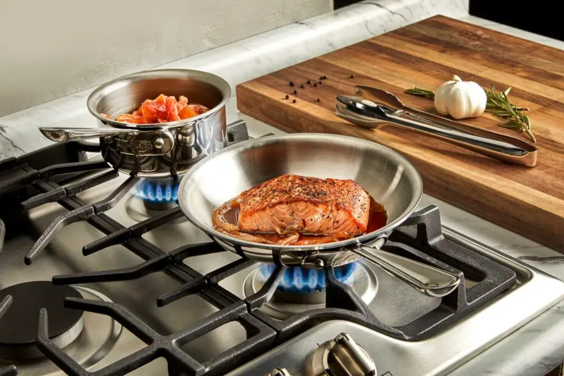 Vì sao nhiều chị em dùng chảo inox lại bị dính khi chiên, rán
