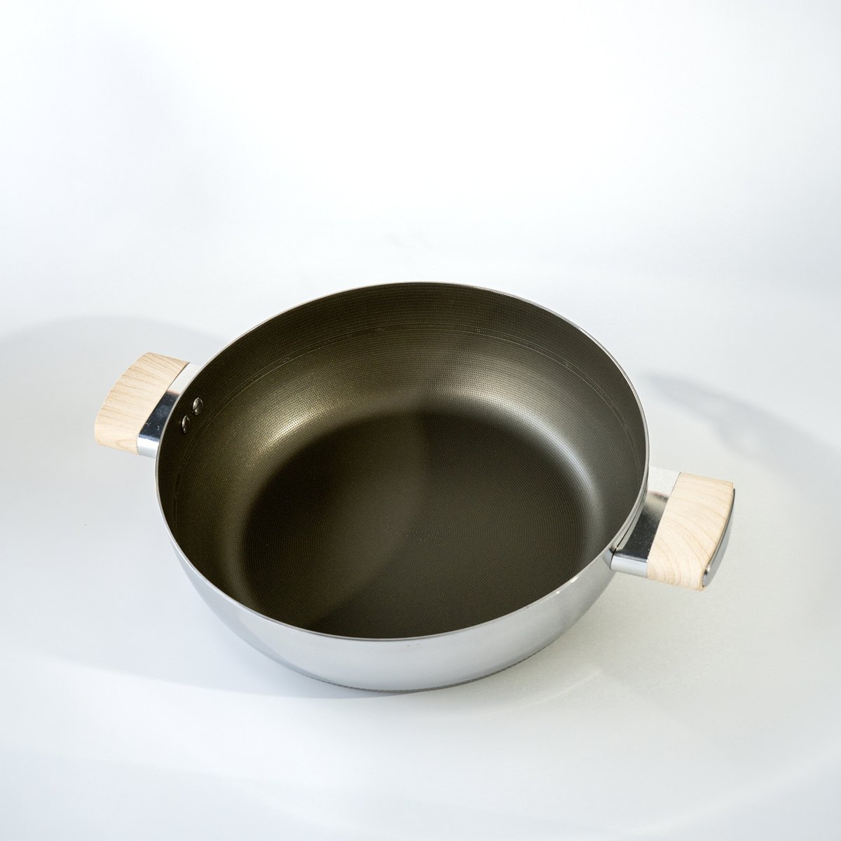 Lòng nồi lẩu HTA830 sâu và rộng, phủ lớp titanium sinh học