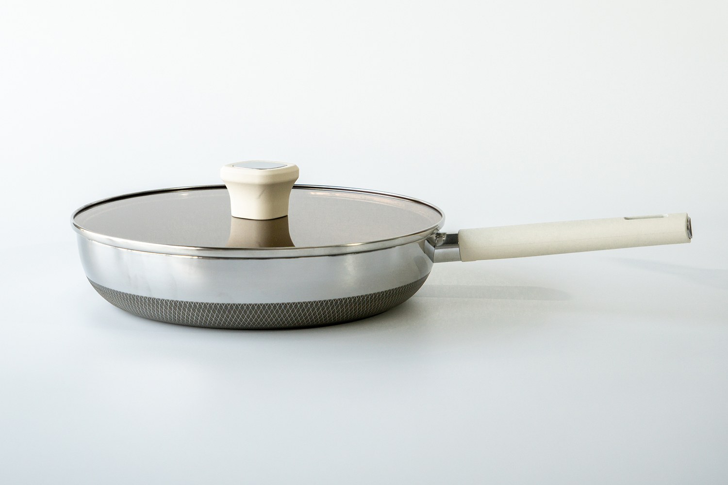 Chảo xào Titanium Aura 28cm HTA928 nhìn nghiêng, thành chảo thấp và vung kính cường lực mặt hổ phách