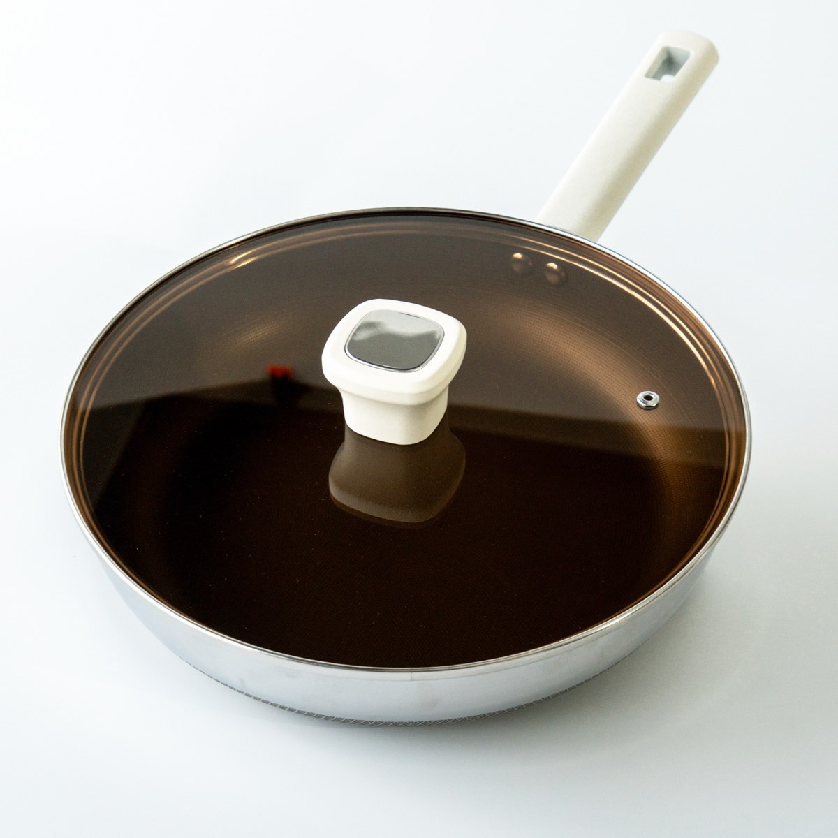 Chảo xào HTA928 nhìn từ trên, lòng rộng 28cm và cán cầm dài chống nóng