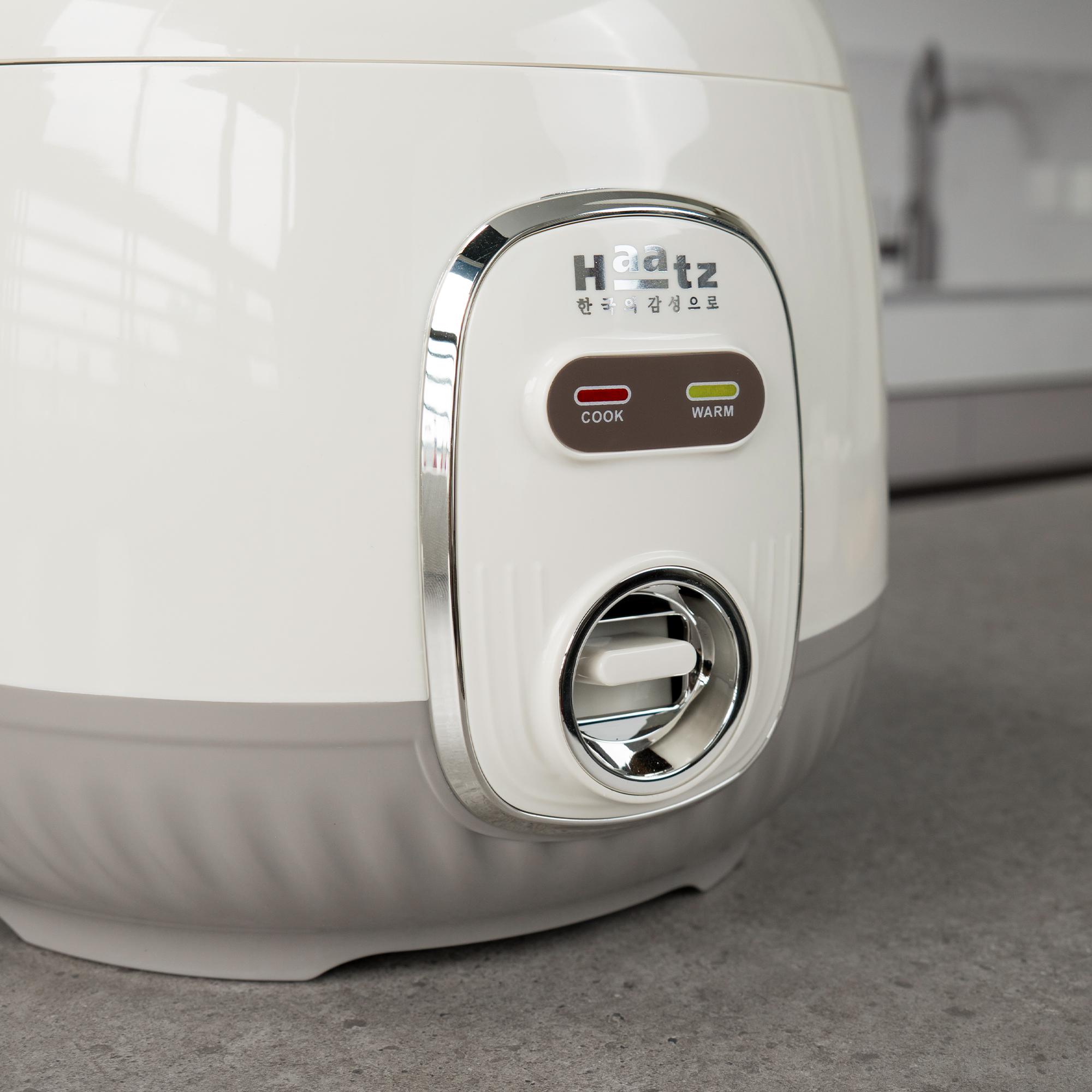 Cận cảnh bảng điều khiển với đèn báo COOK và WARM