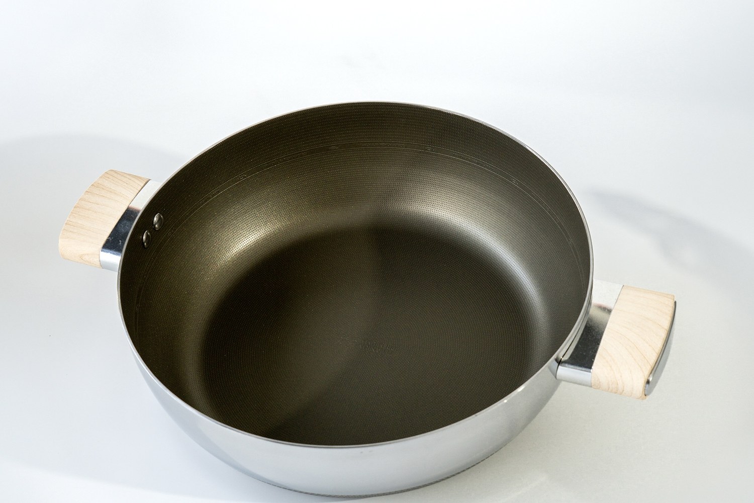 Lòng nồi Haatz Titanium Aura phủ titanium sinh học, bề mặt vân chấm giảm tiết diện tiếp xúc thức ăn