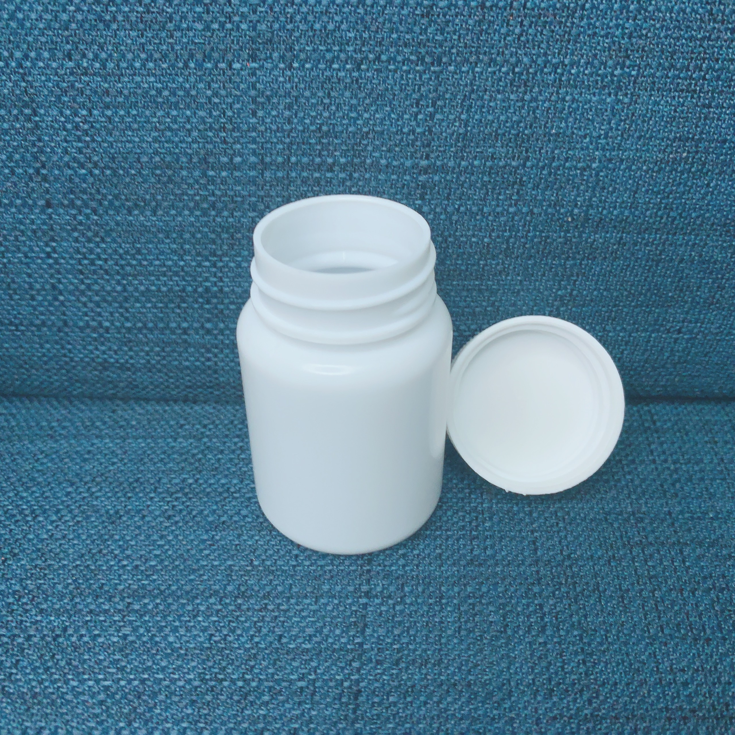 Hũ nhựa PP 60ml màu trắng sứ có nút chống tràn