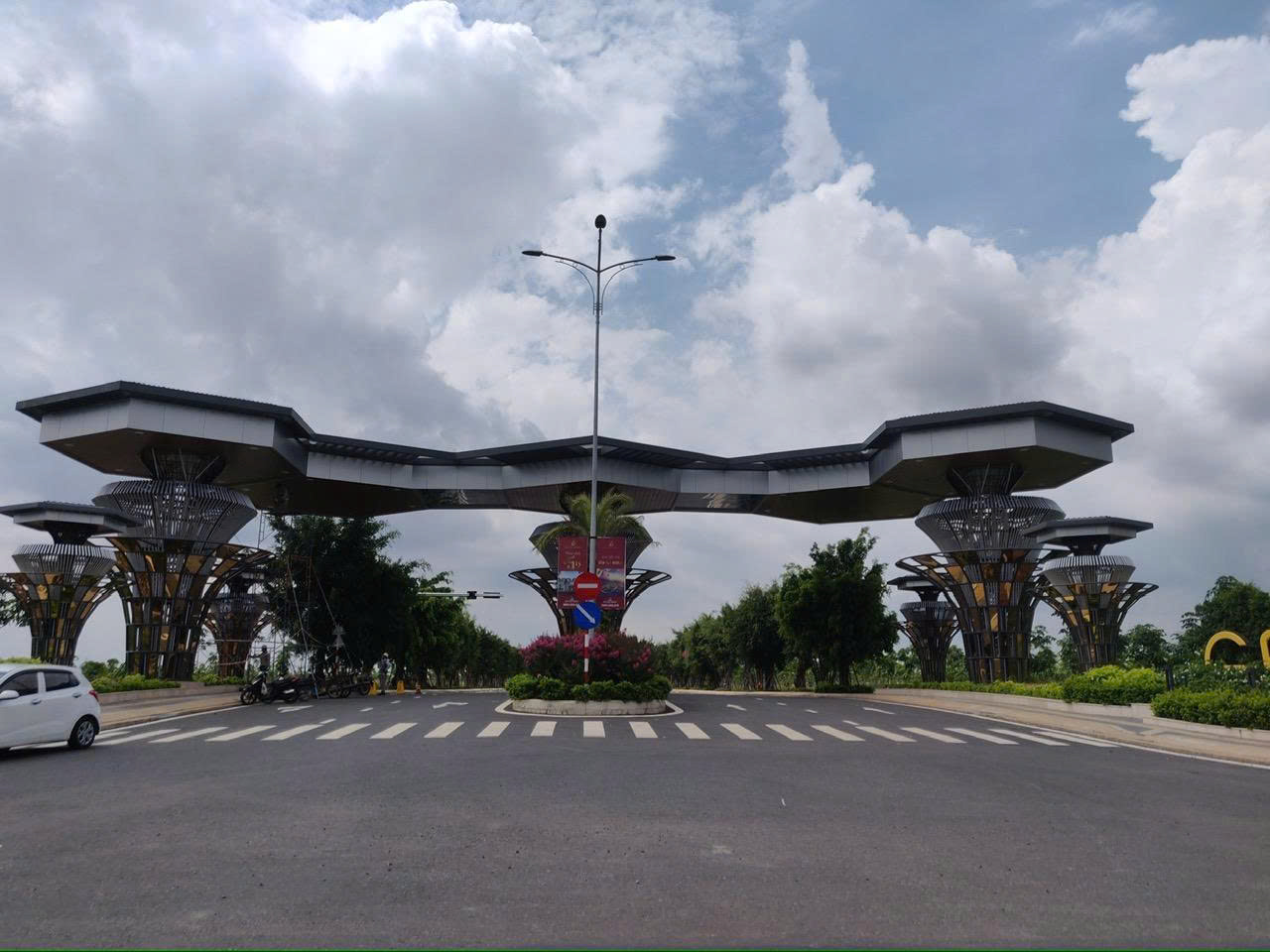 GEM SKY WORLD - THI CÔNG HOÀN THIỆN CỔNG 32m