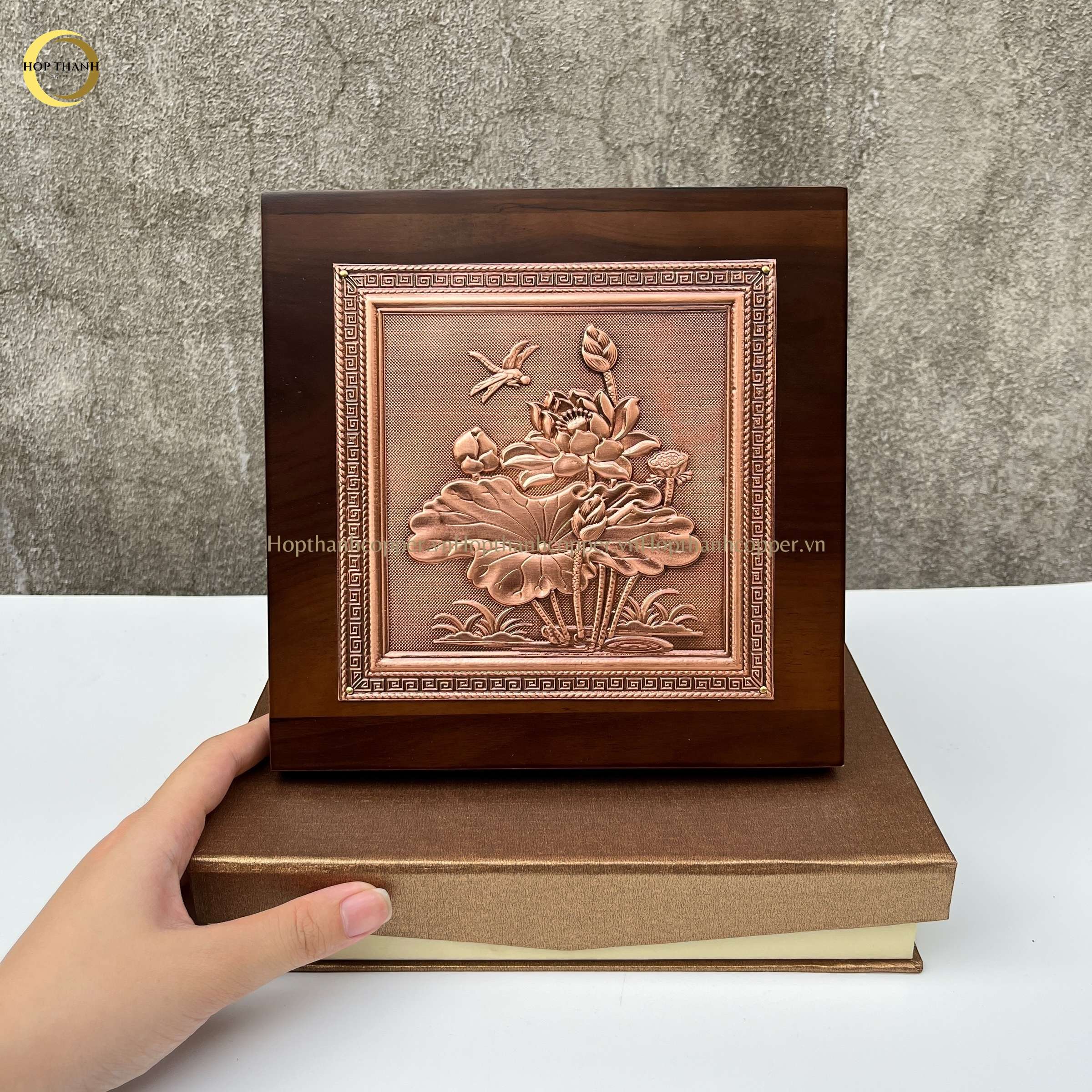 TRANH HOA SEN BẰNG ĐỒNG ĐỎ GIẢ CỔ - KÍCH THƯỚC 20X20CM