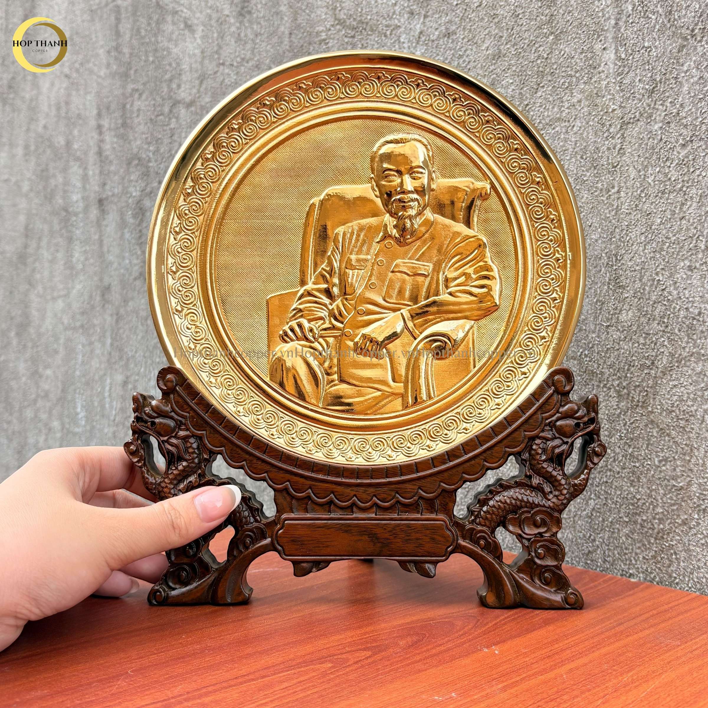 TRANH ĐĨA ĐỒNG MẠ VÀNG 24K - BÁC HỒ NGỒI GHẾ SOFA (ĐK 25CM)