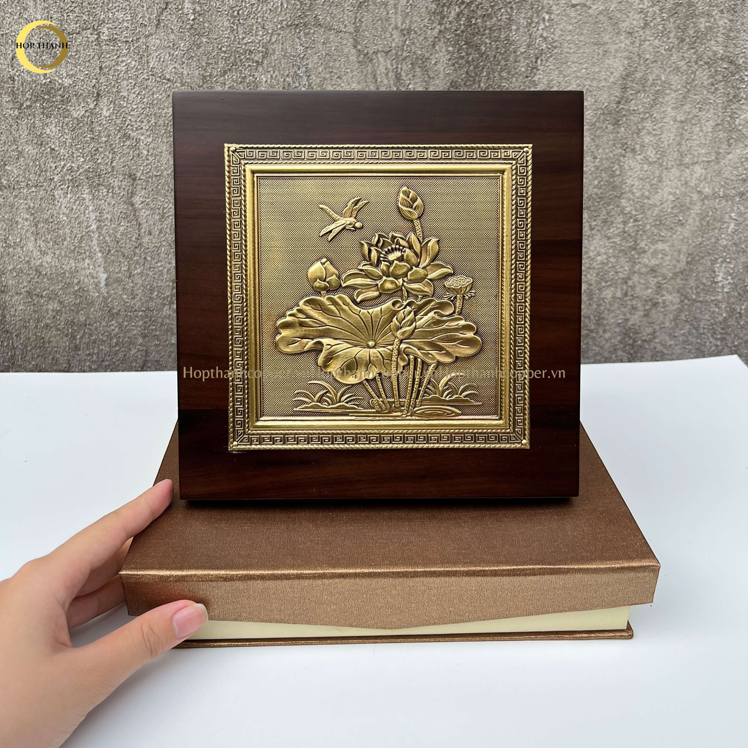 TRANH HOA SEN BẰNG ĐỒNG VÀNG GIẢ CỔ - KÍCH THƯỚC 20X20CM