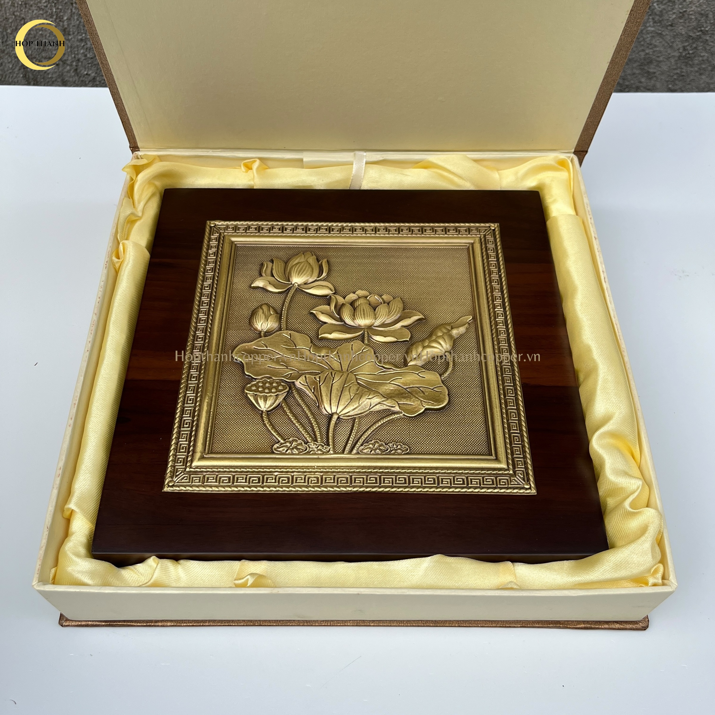 TRANH HOA SEN BẰNG ĐỒNG VÀNG GIẢ CỔ - KÍCH THƯỚC 20X20CM