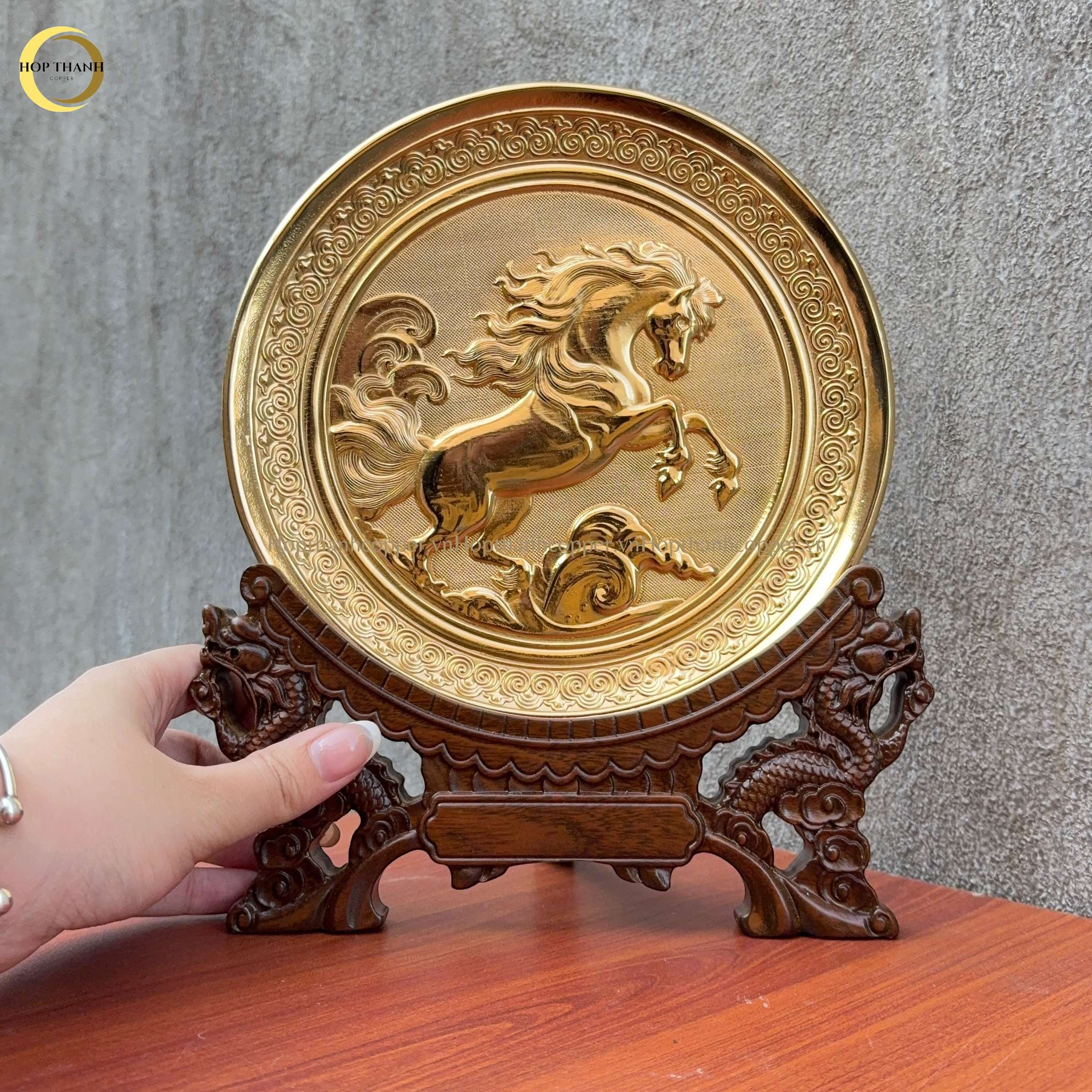 TRANH ĐĨA ĐỒNG MÃ ĐÁO THÀNH CÔNG MẠ VÀNG 24K - ĐK 19CM