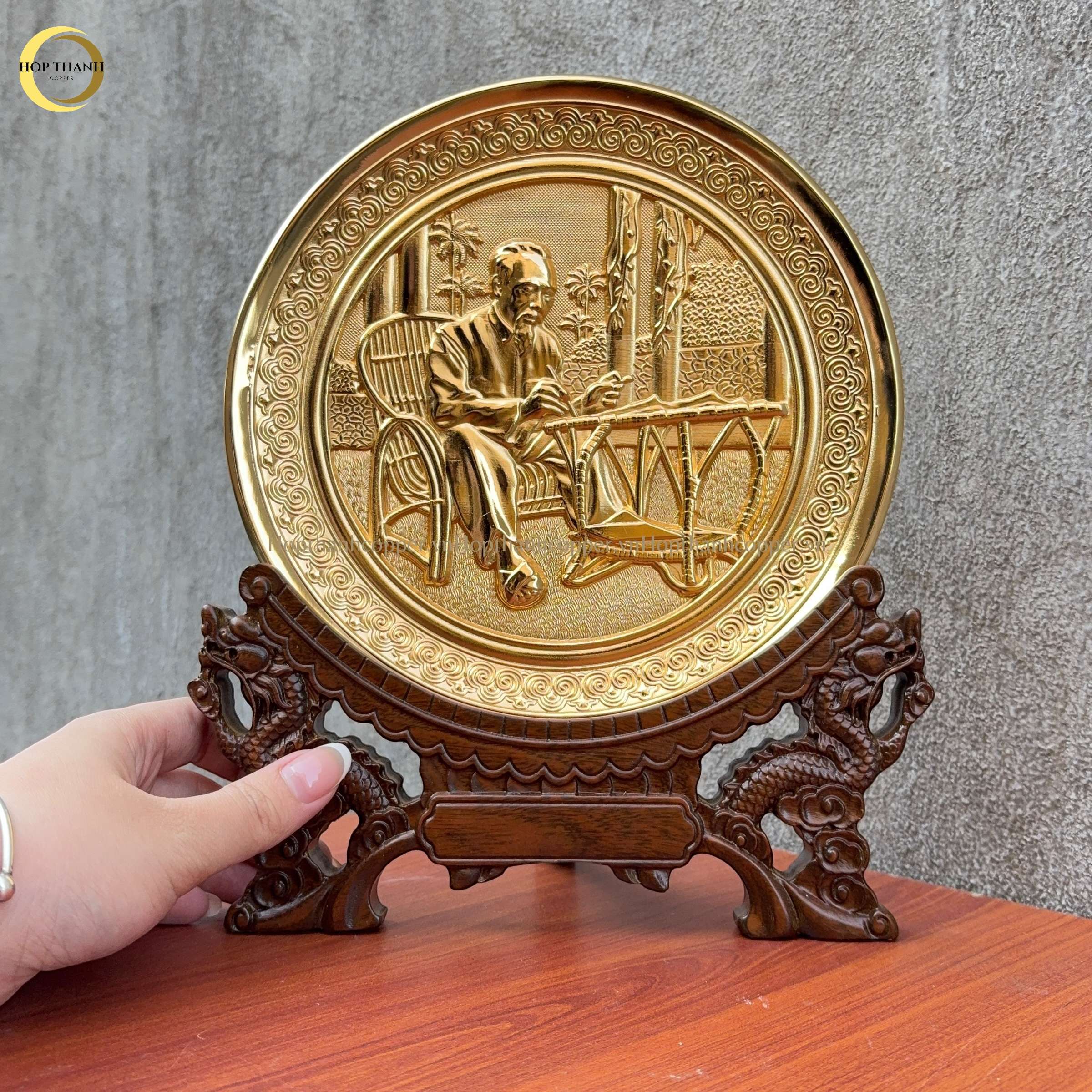 TRANH ĐĨA ĐỒNG BÁC HỒ NGỒI GHẾ MÂY MẠ VÀNG 24K (ĐK 19CM)
