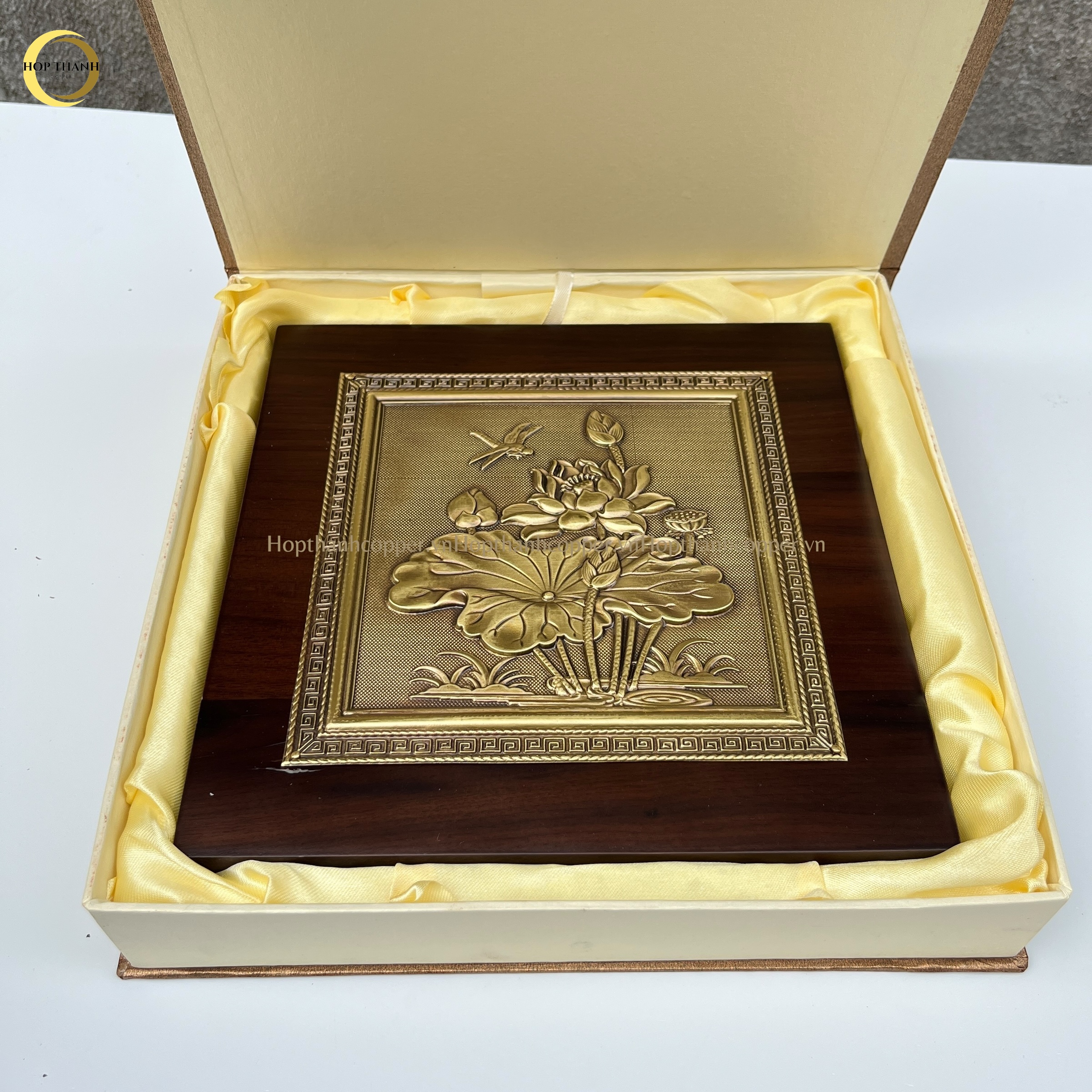 TRANH HOA SEN BẰNG ĐỒNG VÀNG GIẢ CỔ - KÍCH THƯỚC 20X20CM