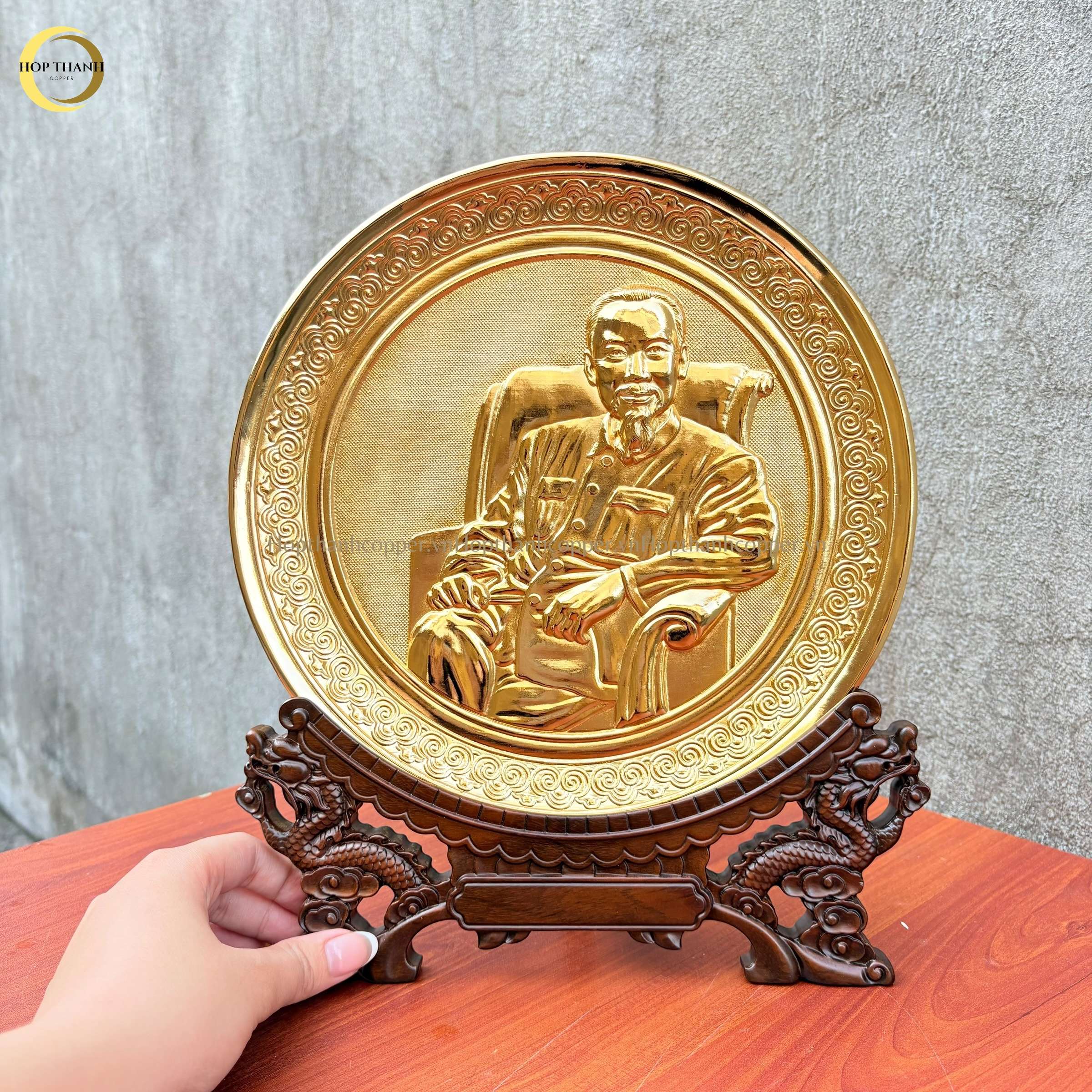 TRANH ĐĨA ĐỒNG MẠ VÀNG 24K - BÁC HỒ NGỒI GHẾ SOFA (ĐK 19CM)