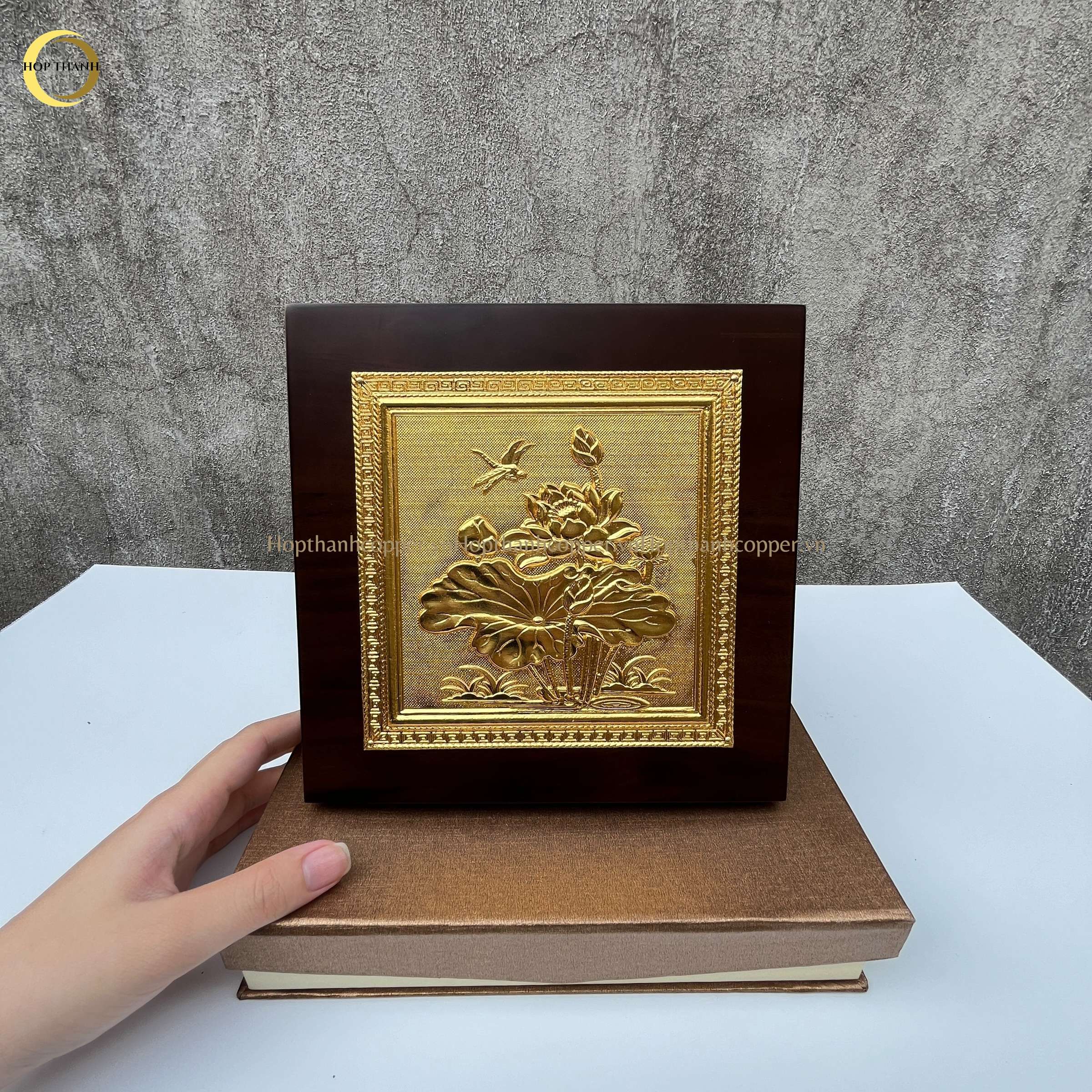 TRANH HOA SEN BẰNG ĐỒNG DÁT VÀNG - KÍCH THƯỚC 20X20CM