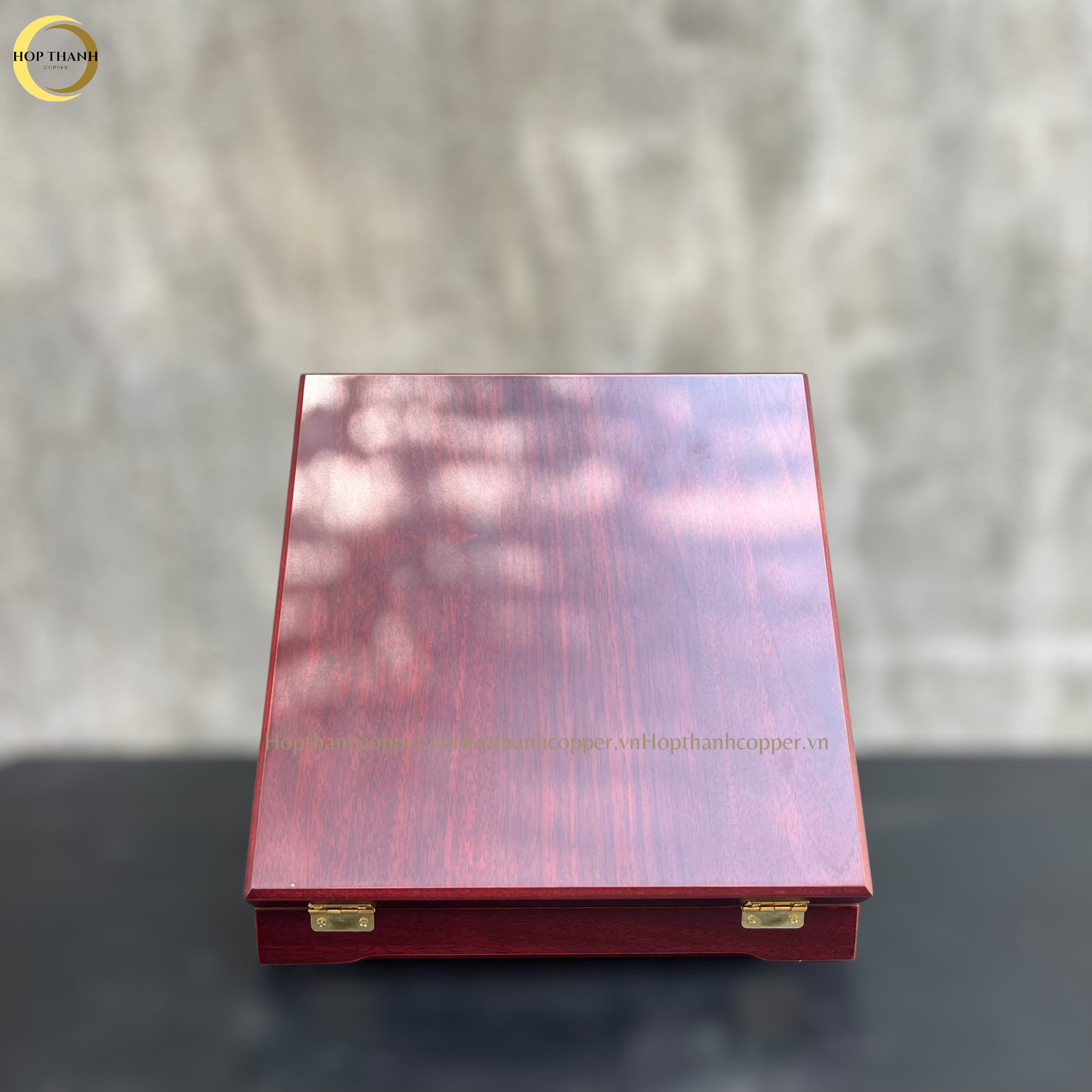 TRANH HỘP QUÀ TẶNG CÔNG GIÁO "ĐỨC MẸ BẾ CHÚA GIÊSU" BẰNG ĐỒNG VÀNG - TRANH ĐỂ BÀN (KÍCH THƯỚC 23X23CM)