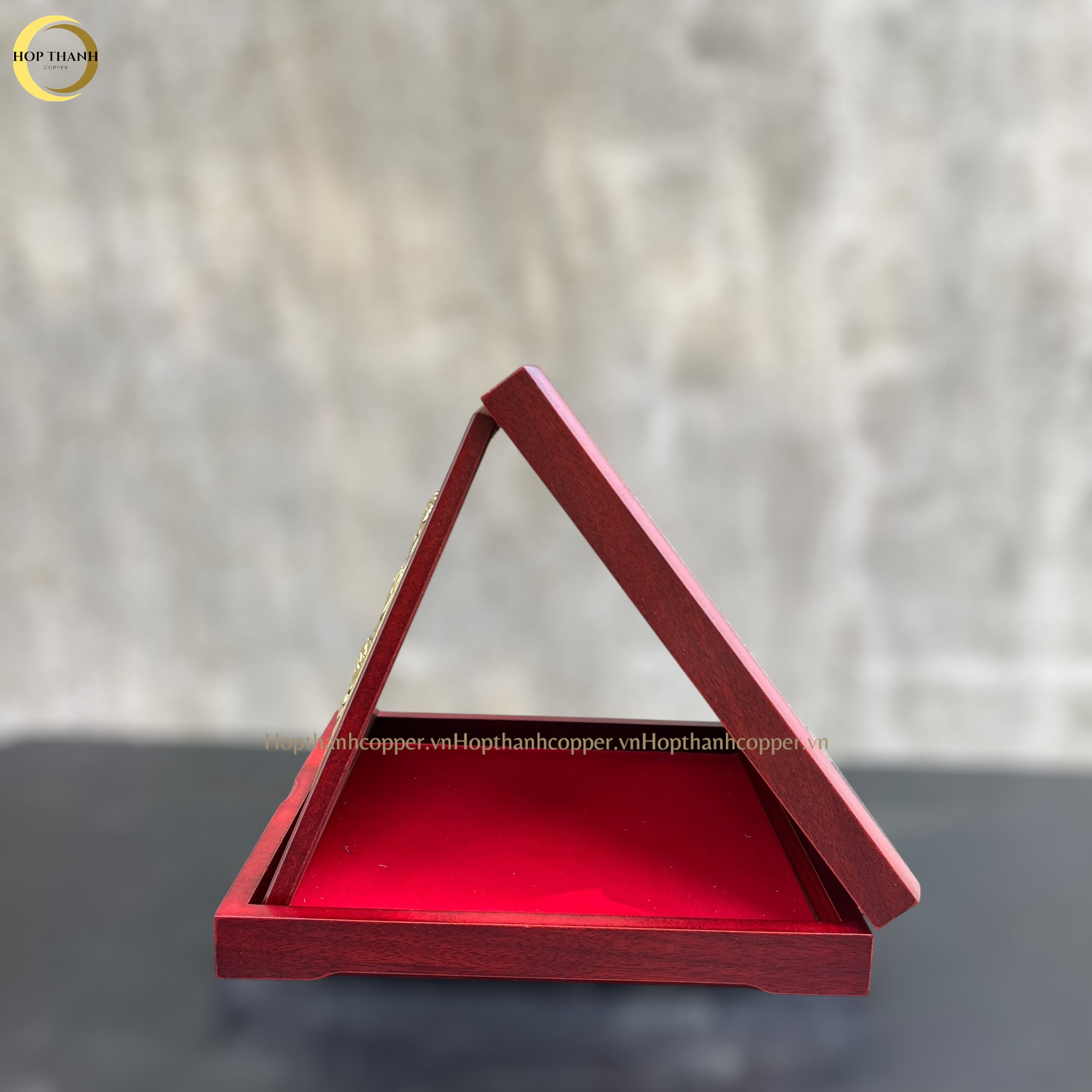 TRANH HỘP QUÀ TẶNG CÔNG GIÁO "THÁNH GIA THẤT " BẰNG ĐỒNG VÀNG - TRANH ĐỂ BÀN (KÍCH THƯỚC 23X23CM)