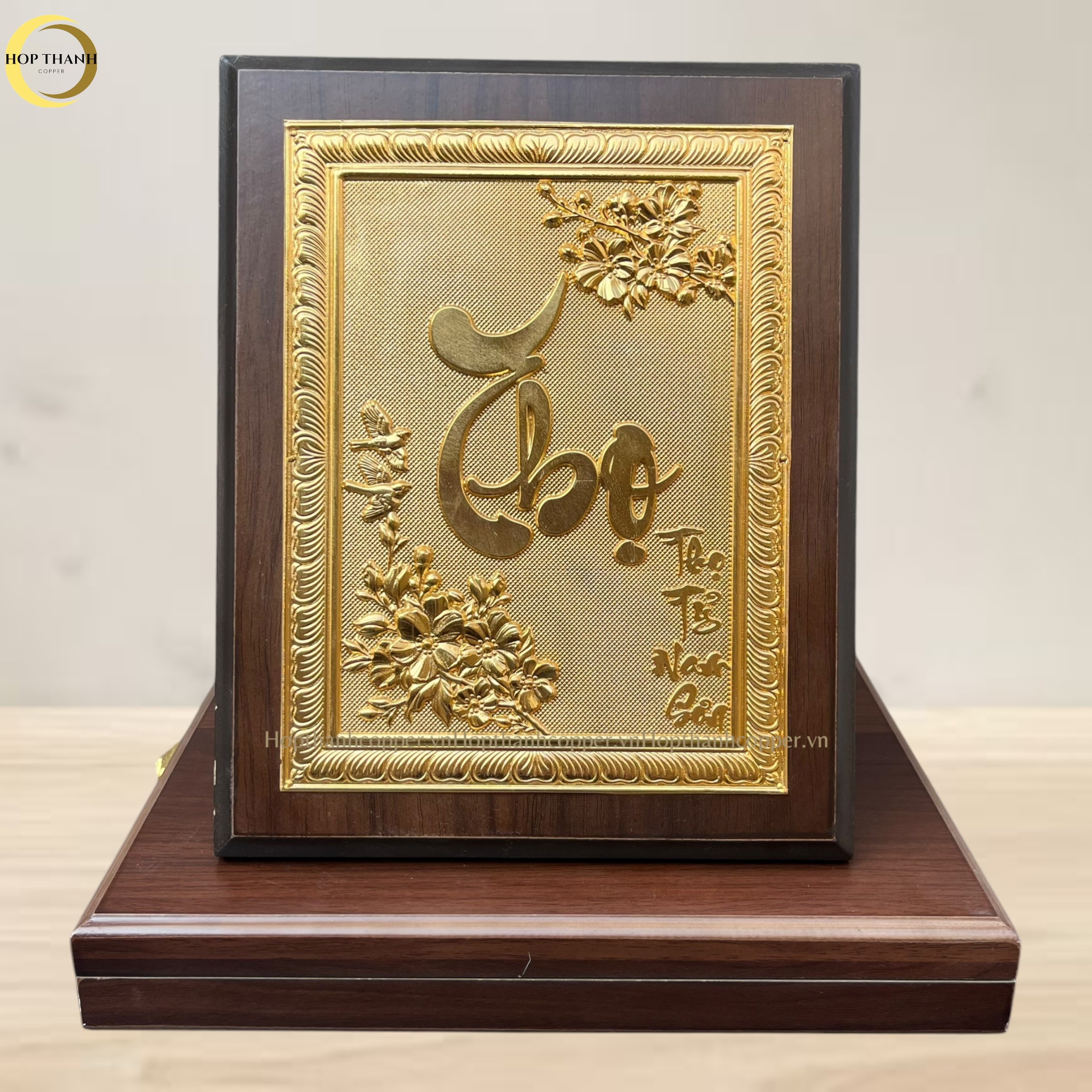 TRANH CHỮ THỌ THƯ PHÁP BẰNG ĐỒNG MẠ VÀNG 24K QUÀ TẶNG ĐỂ BÀN (KÍCH THƯỚC 20X25CM)
