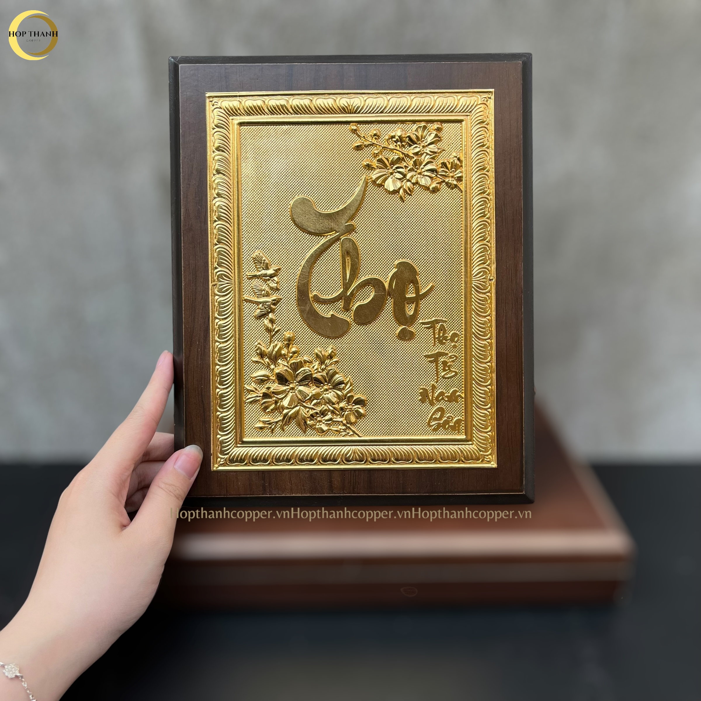 TRANH CHỮ THỌ THƯ PHÁP BẰNG ĐỒNG MẠ VÀNG 24K QUÀ TẶNG ĐỂ BÀN (KÍCH THƯỚC 20X25CM)