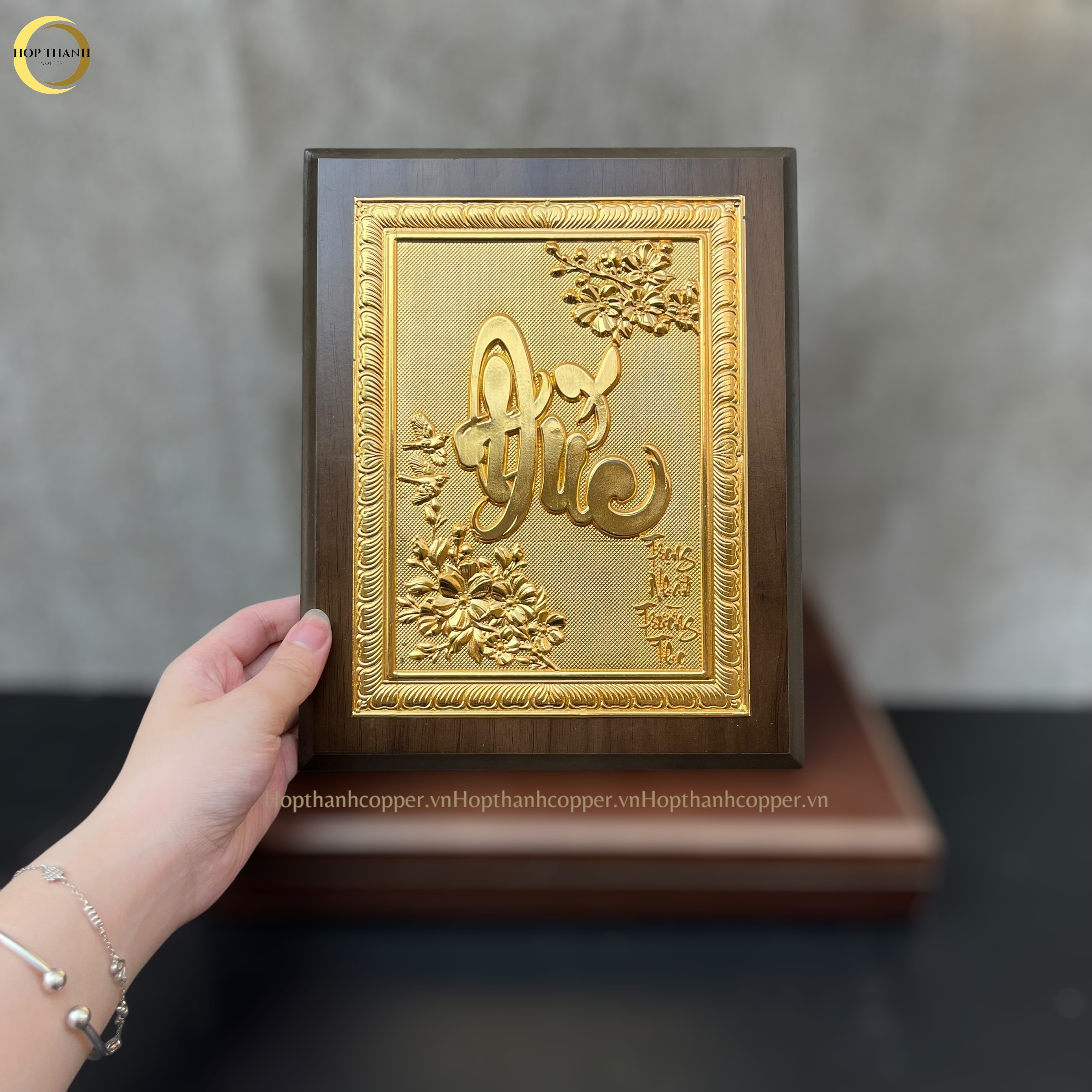 TRANH CHỮ ĐỨC THƯ PHÁP BẰNG ĐỒNG MẠ VÀNG 24K QUÀ TẶNG ĐỂ BÀN (KÍCH THƯỚC 20X25CM)