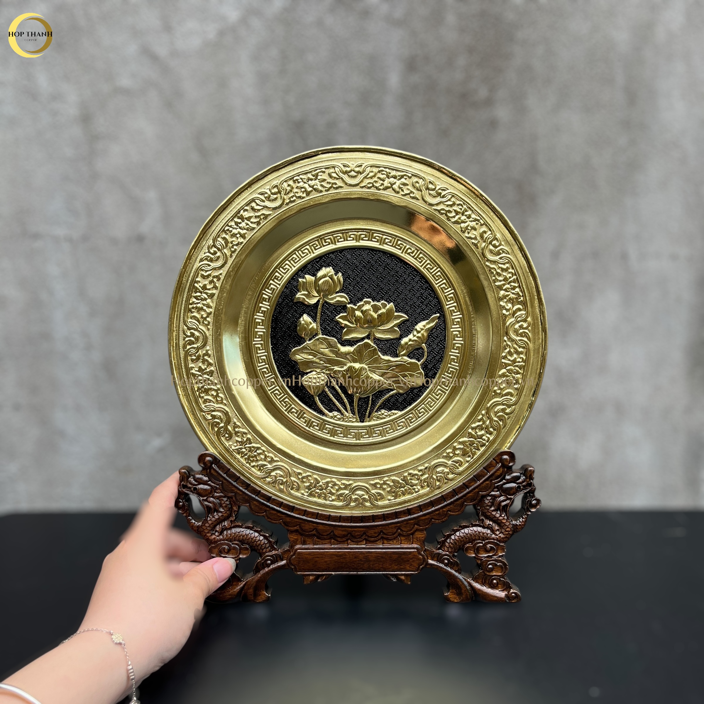 TRANH ĐĨA HOA SEN BẰNG ĐỒNG VÀNG  - TRANH QUÀ TẶNG ĐỂ BÀN (KÍCH THƯỚC 25CM)